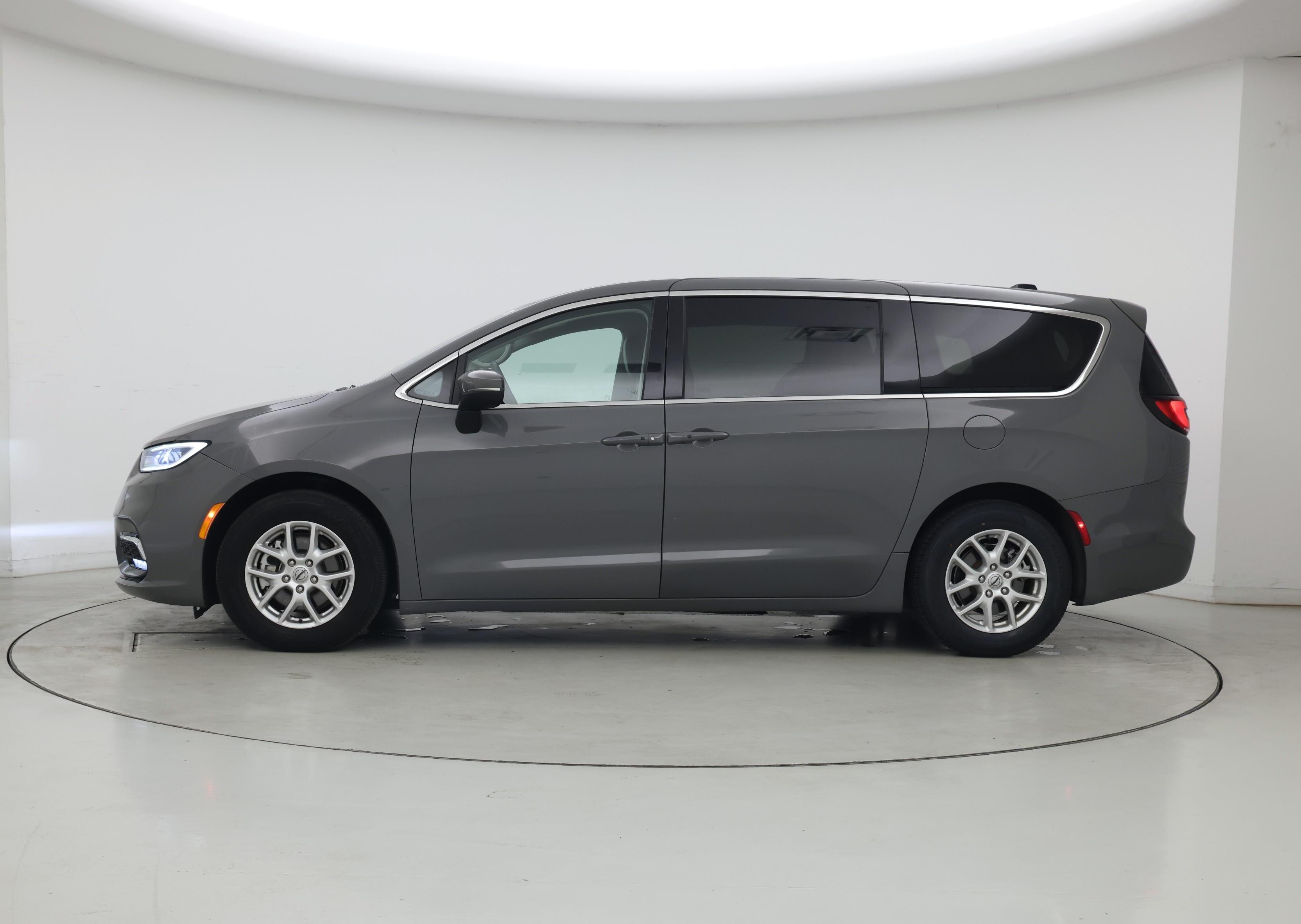 Thumbnail: 2023 Chrysler Pacifica - 3