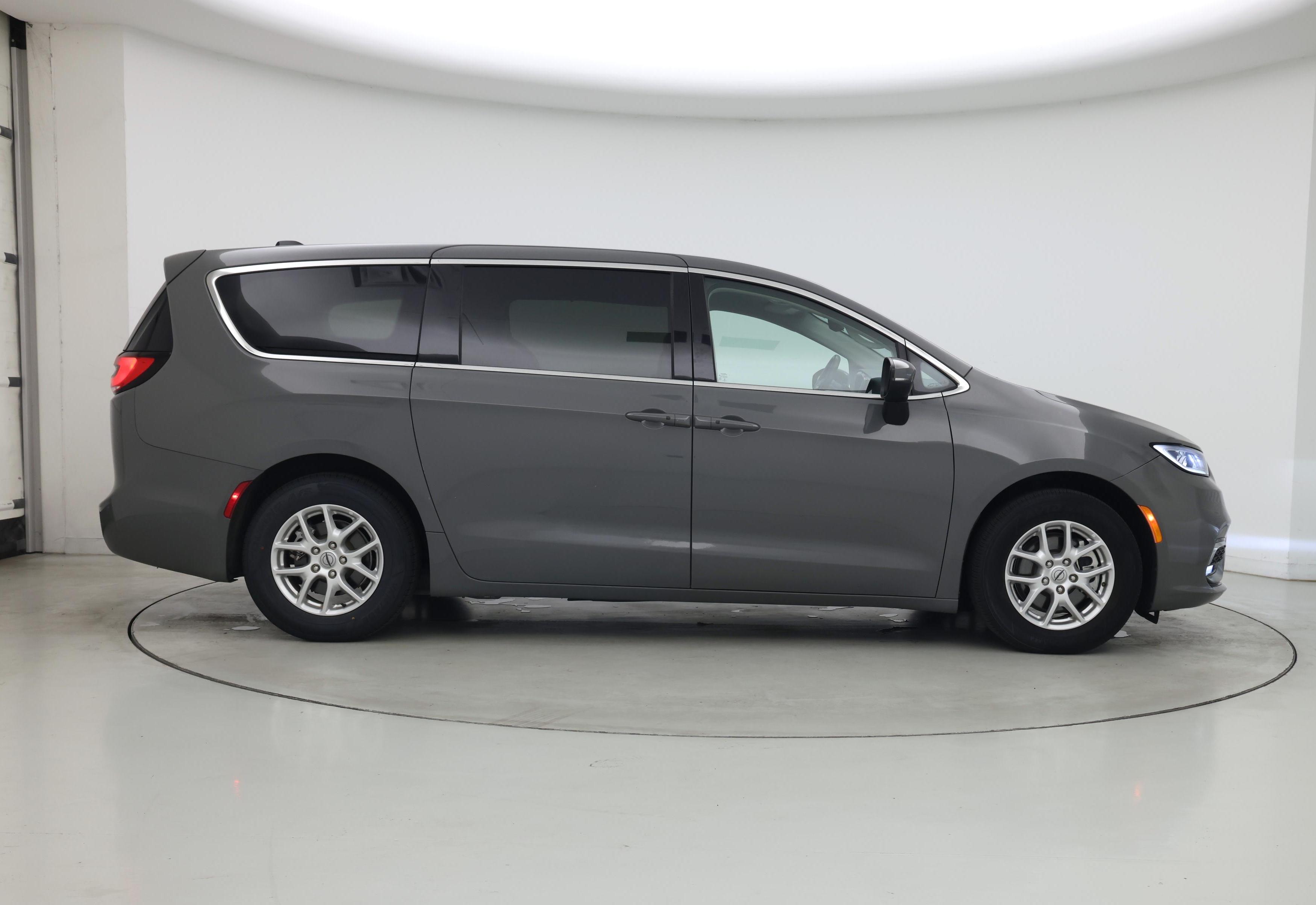 Thumbnail: 2023 Chrysler Pacifica - 7