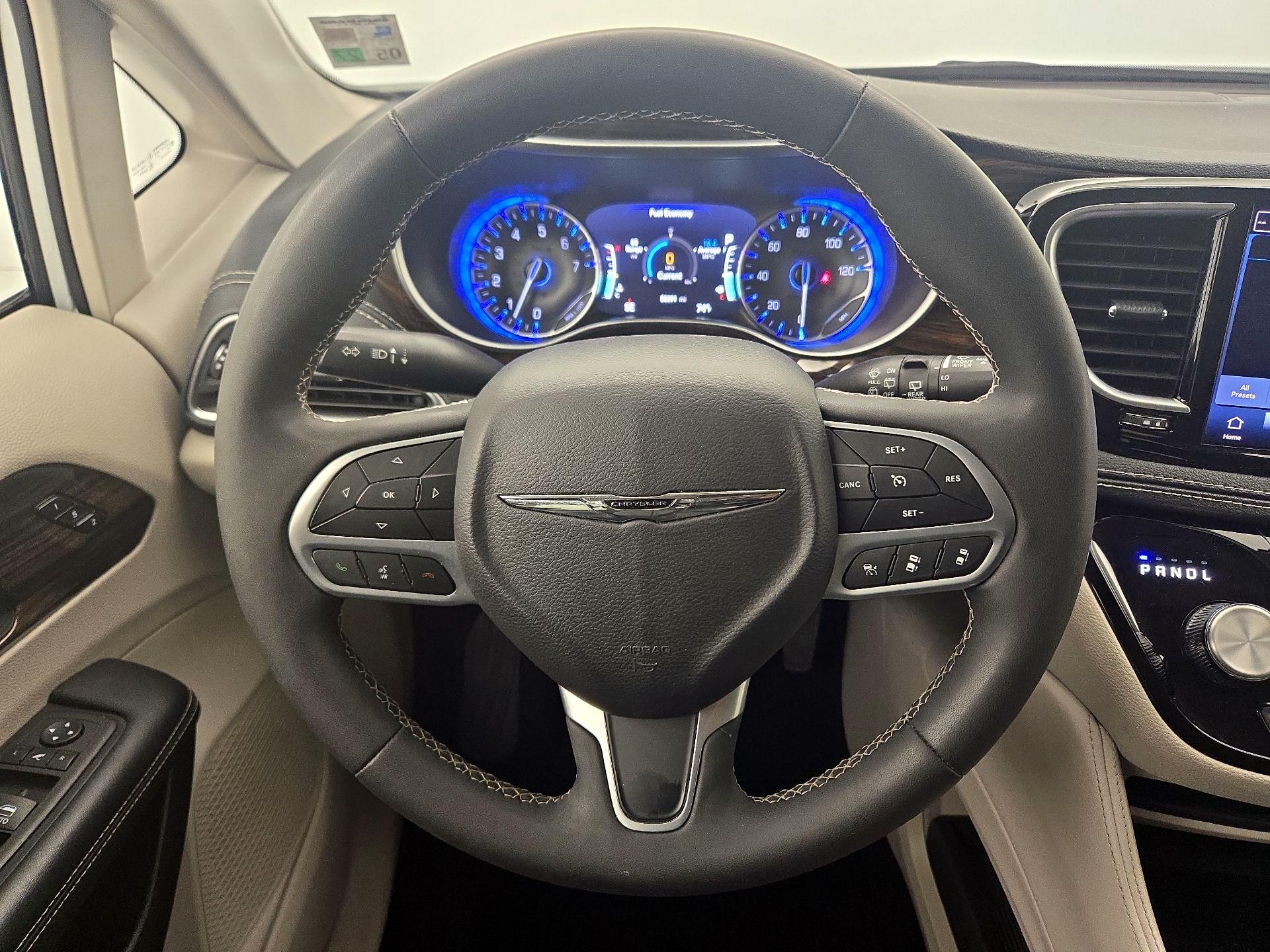 Thumbnail: 2023 Chrysler Pacifica - 10