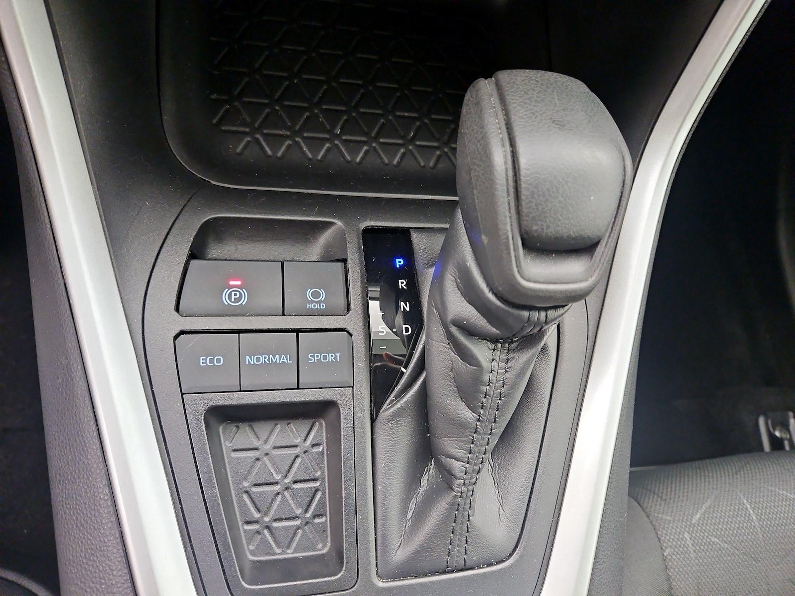 2022 Toyota RAV4 XLE - Photo 18