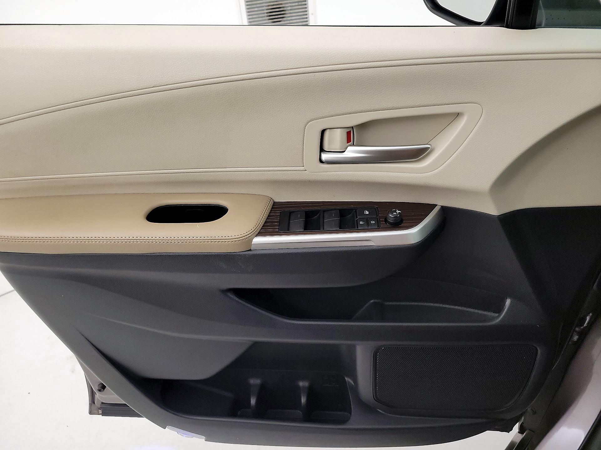 Thumbnail: 2021 Toyota Sienna - 12