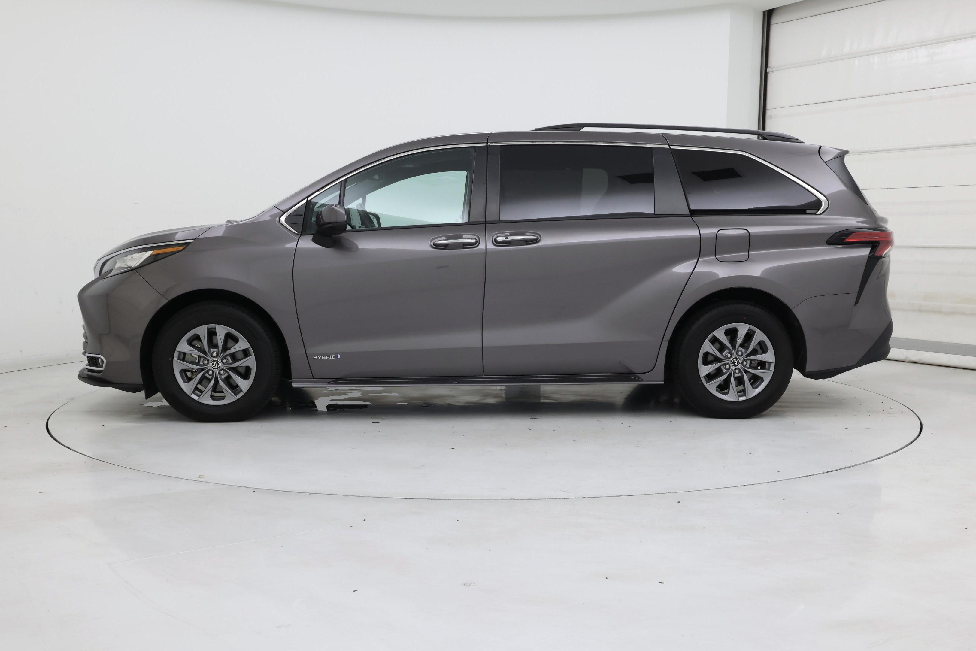 Thumbnail: 2021 Toyota Sienna - 3