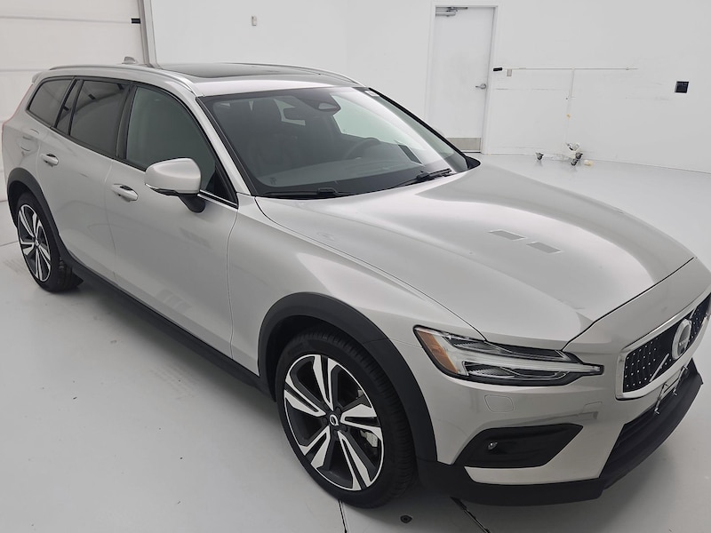 2025 Volvo V60 Cross Country B5 Plus