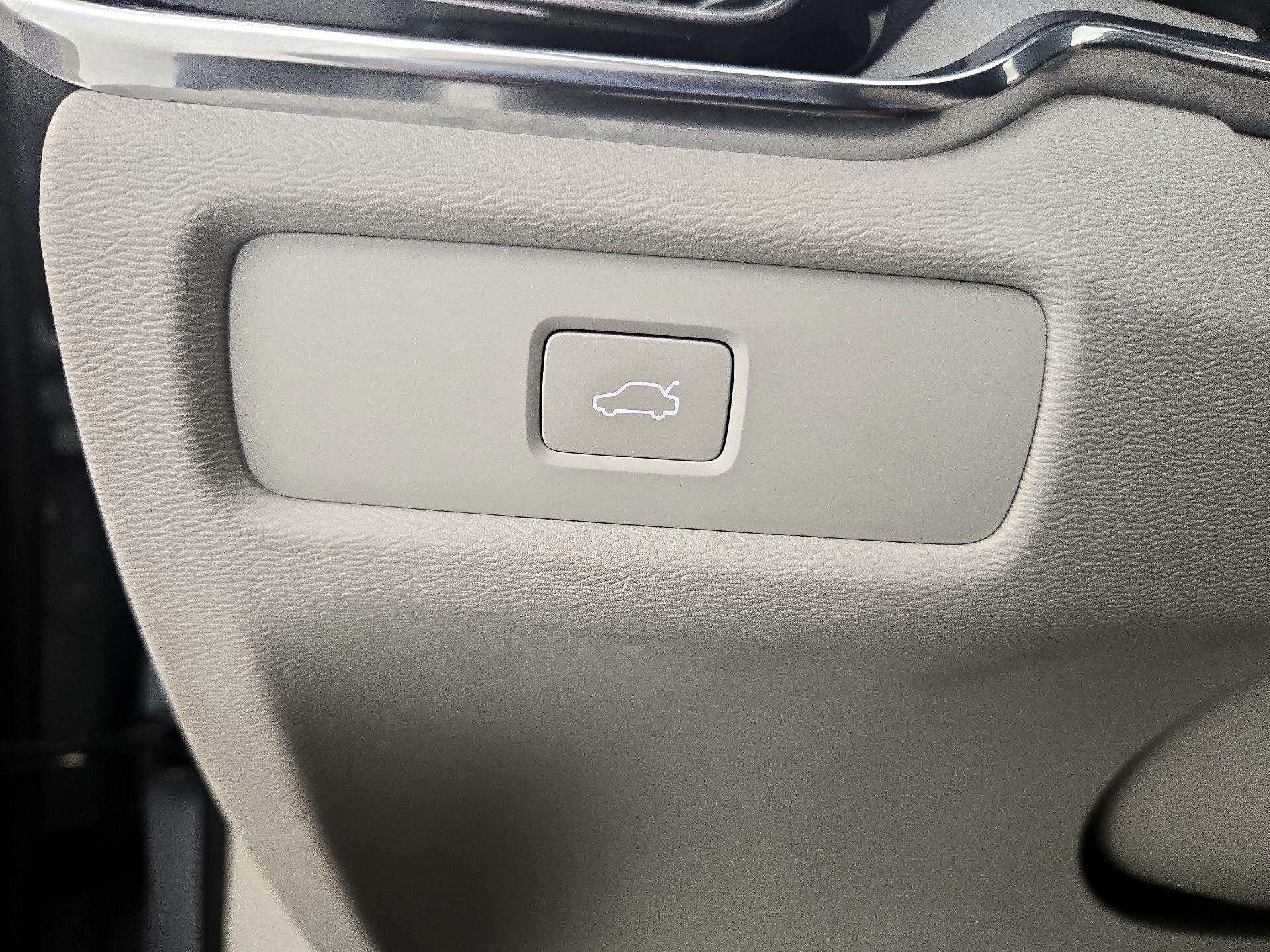 Thumbnail: 2025 Volvo S60 - 13