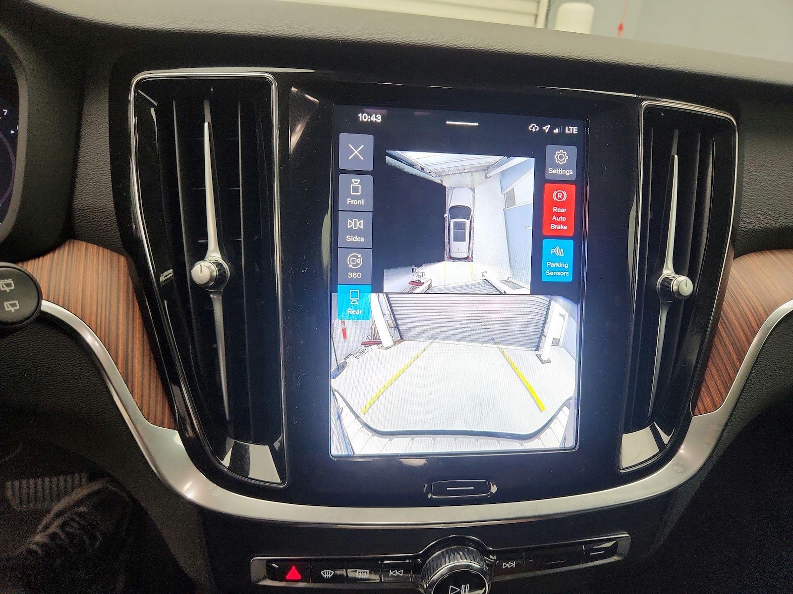 2025 Volvo V60 Cross Country Plus - Photo 16
