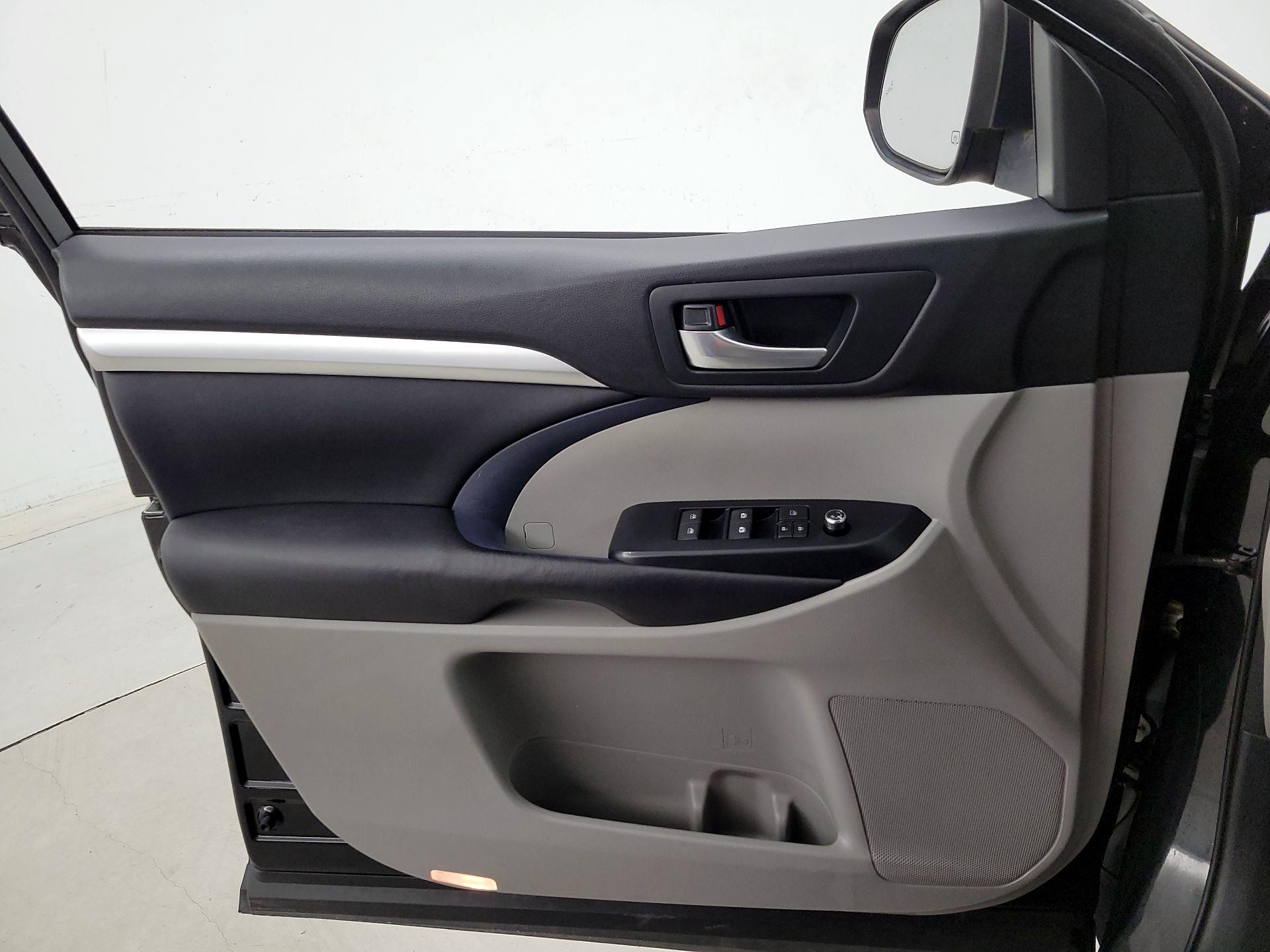 Thumbnail: 2017 Toyota Highlander - 12