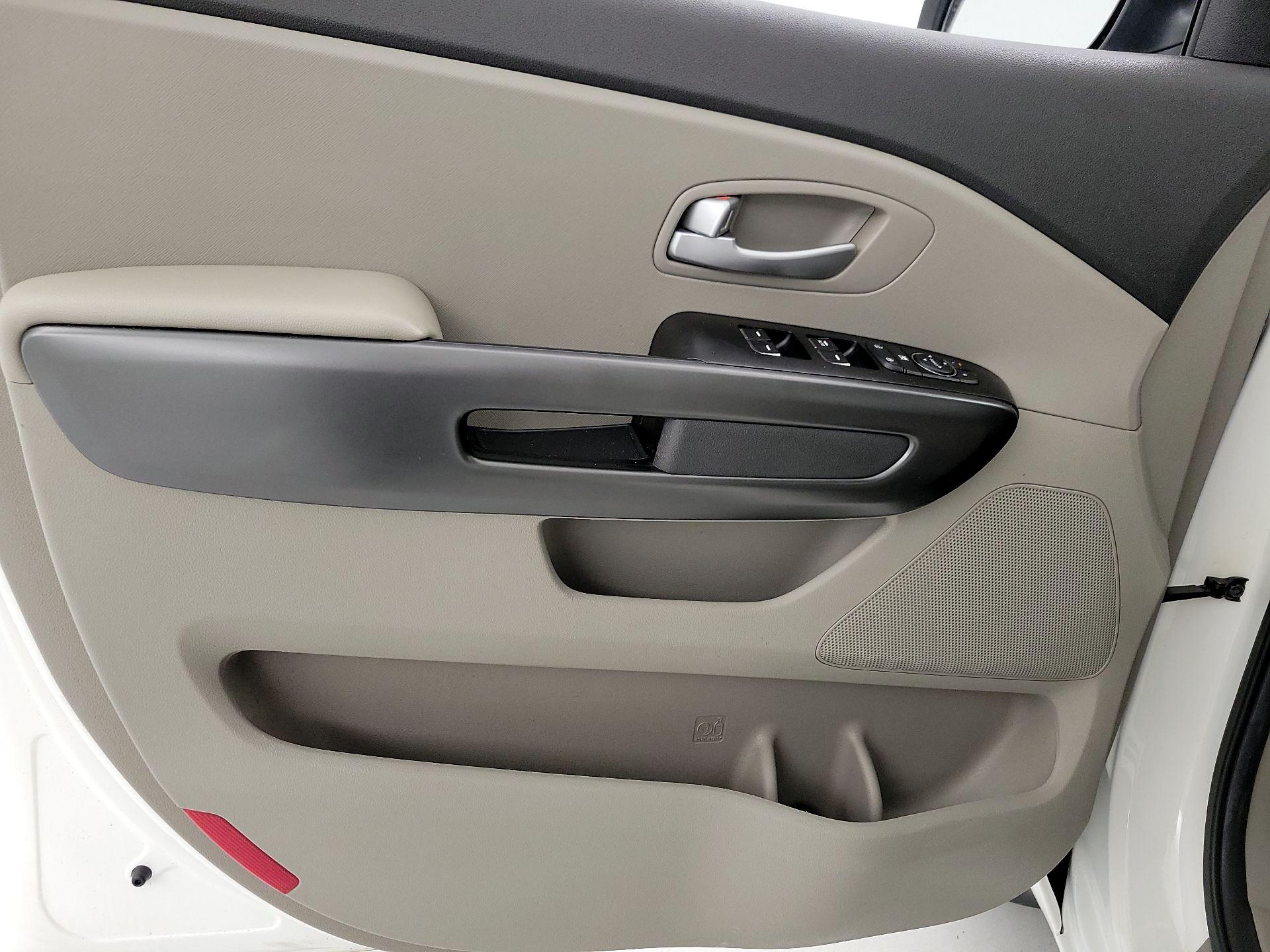 Thumbnail: 2016 Kia Sedona - 12