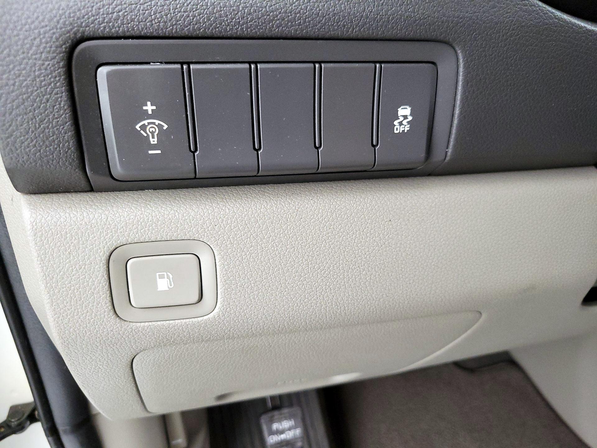 Thumbnail: 2016 Kia Sedona - 13