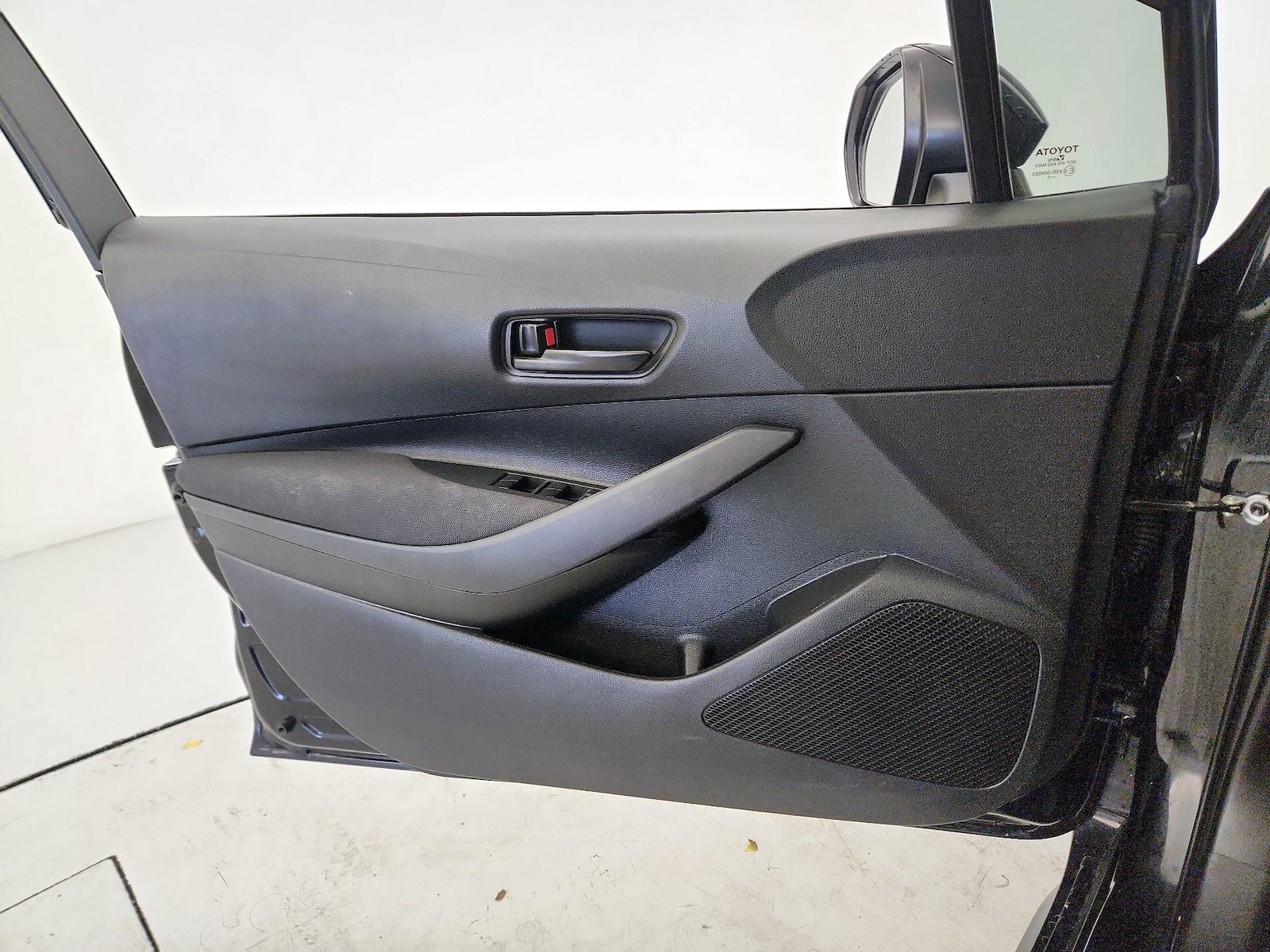 2023 Toyota Corolla LE - Photo 13