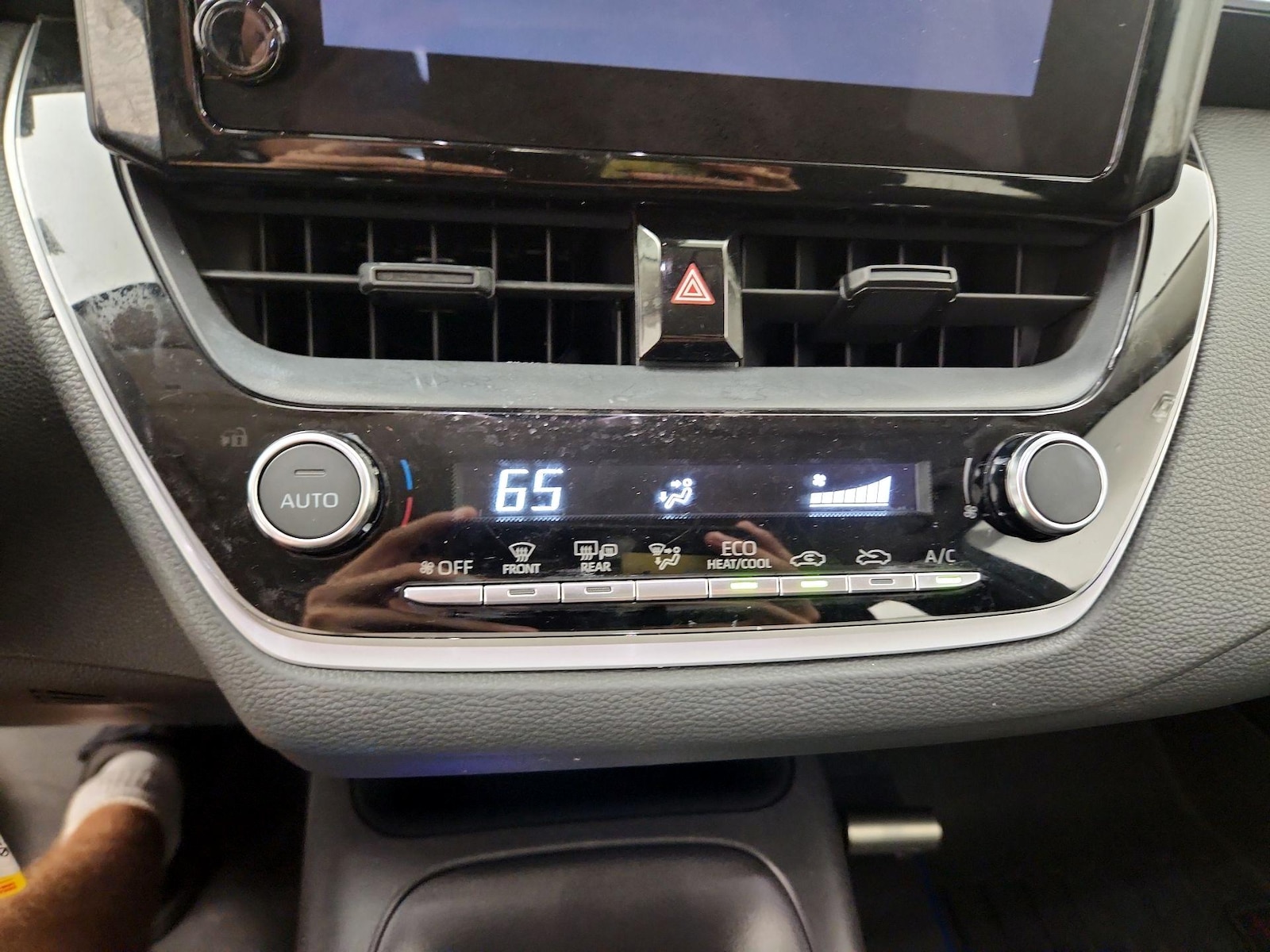 2023 Toyota Corolla LE - Photo 17