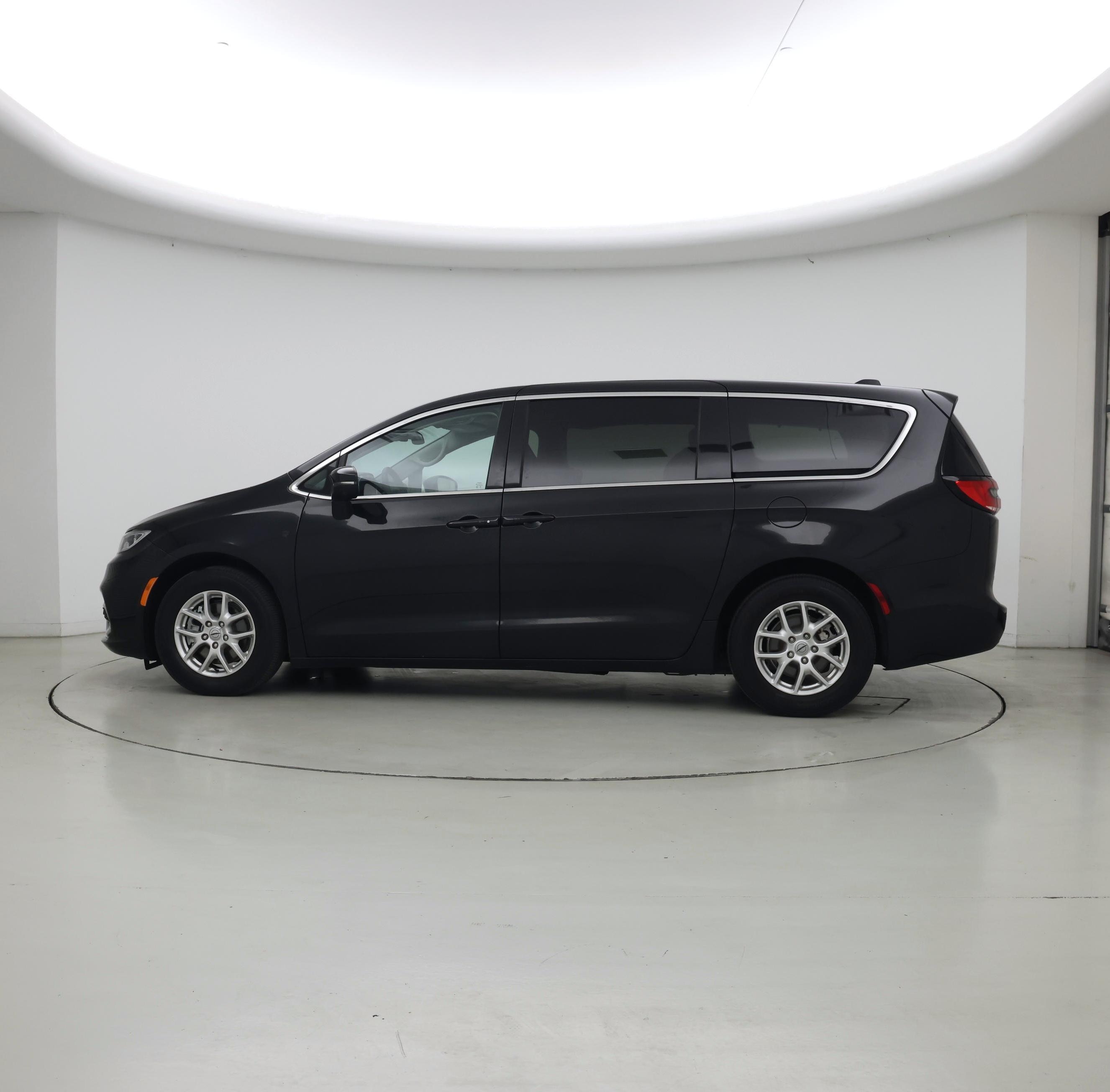 Thumbnail: 2023 Chrysler Pacifica - 3