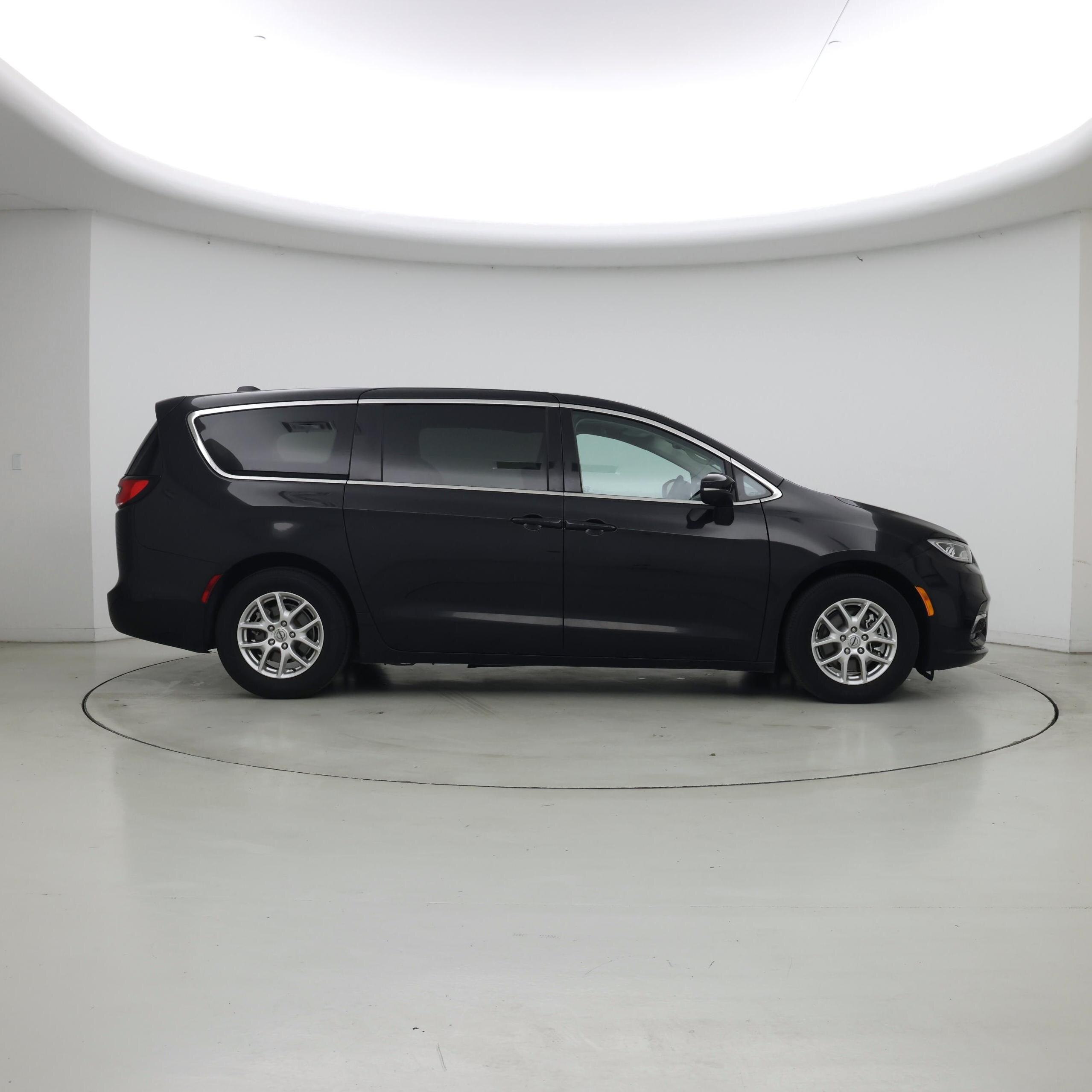 Thumbnail: 2023 Chrysler Pacifica - 7