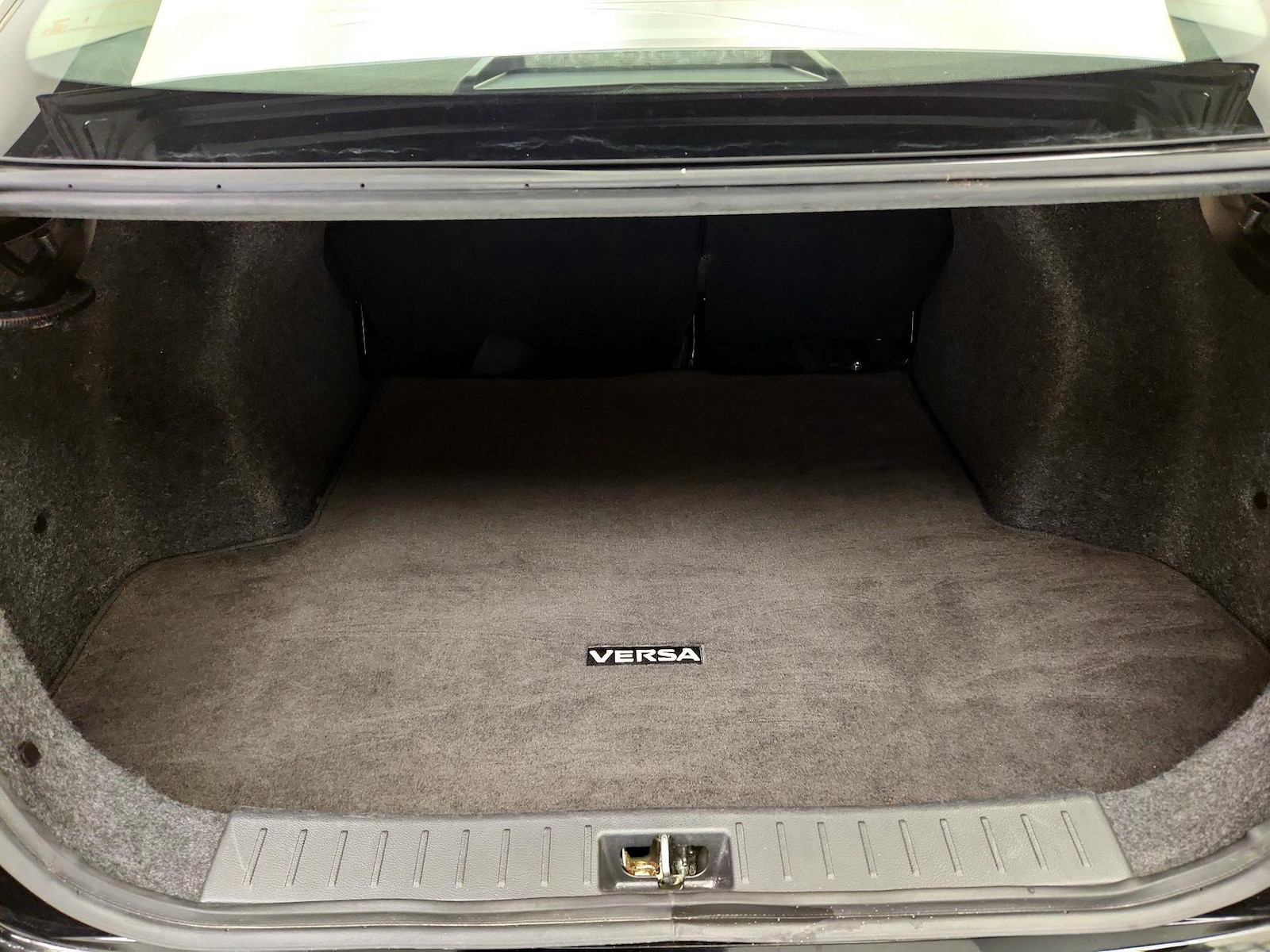 2025 Nissan Versa Sedan SV - Photo 21