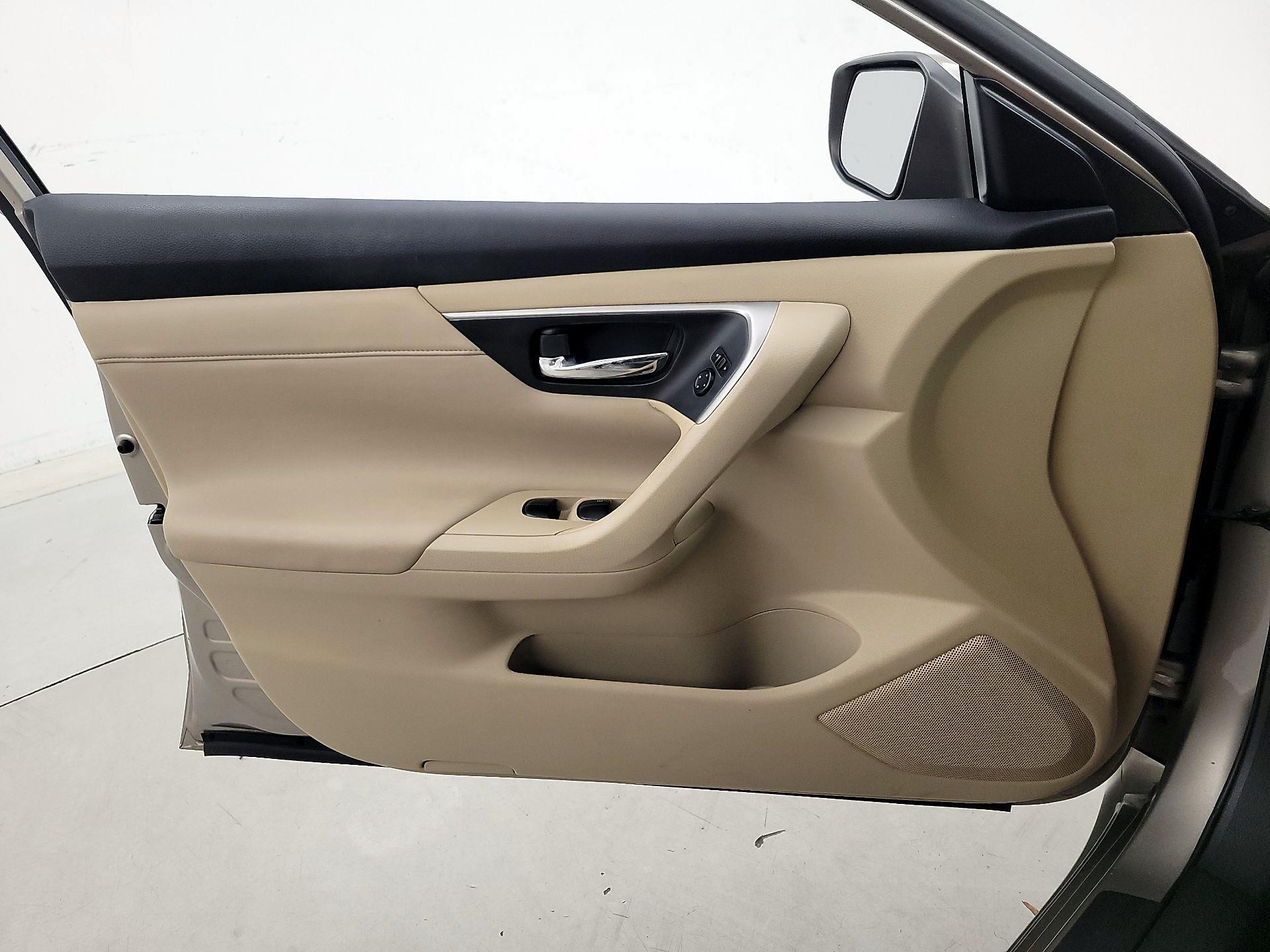 Thumbnail: 2015 Nissan Altima - 12