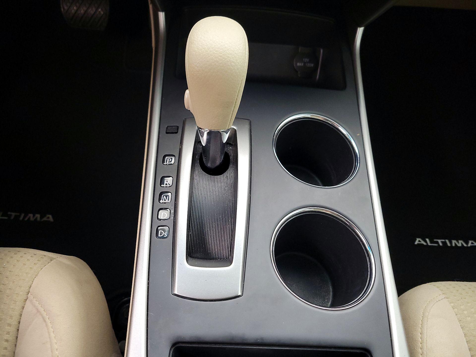 Thumbnail: 2015 Nissan Altima - 17
