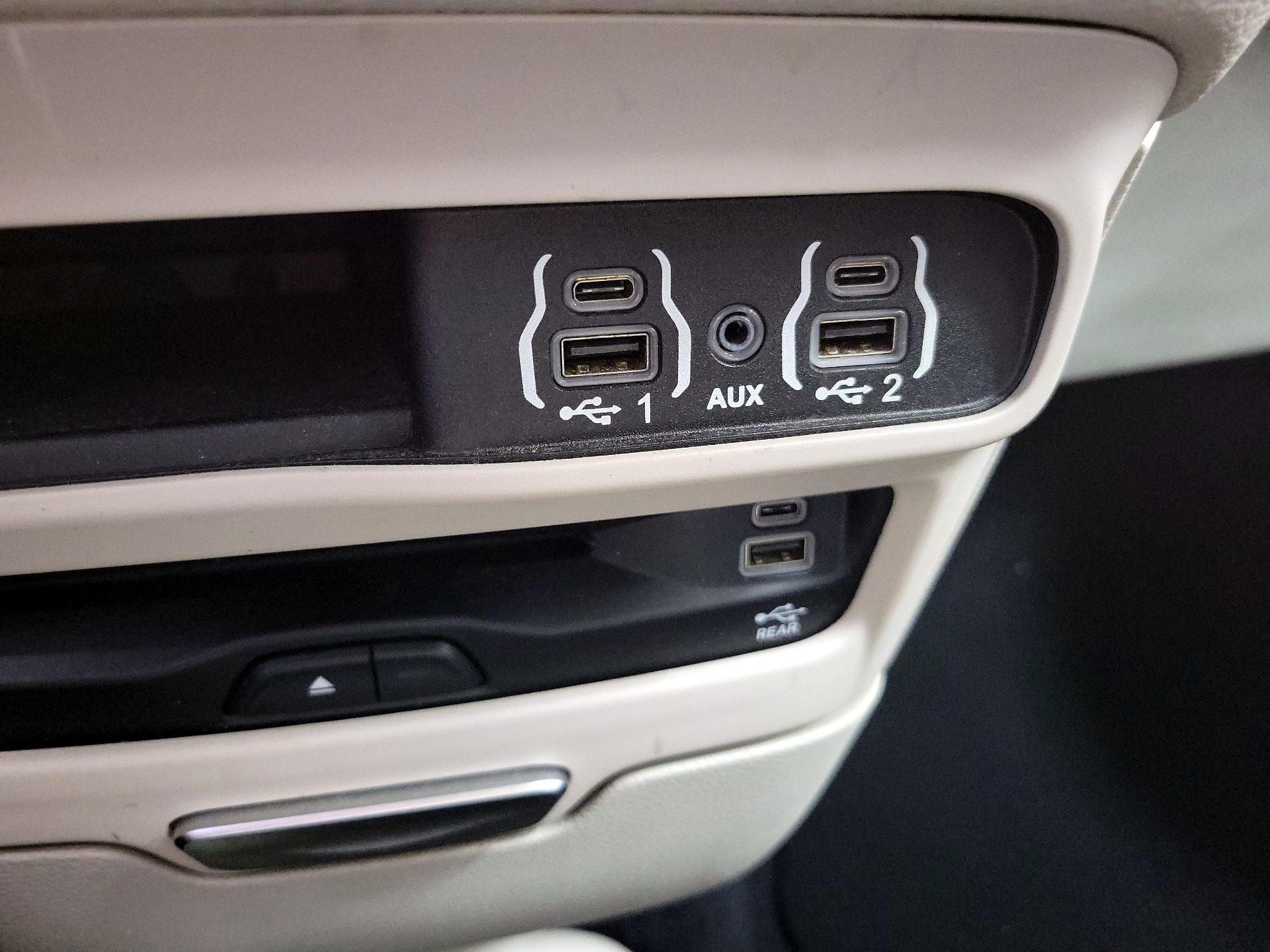 Thumbnail: 2022 Chrysler Pacifica - 19