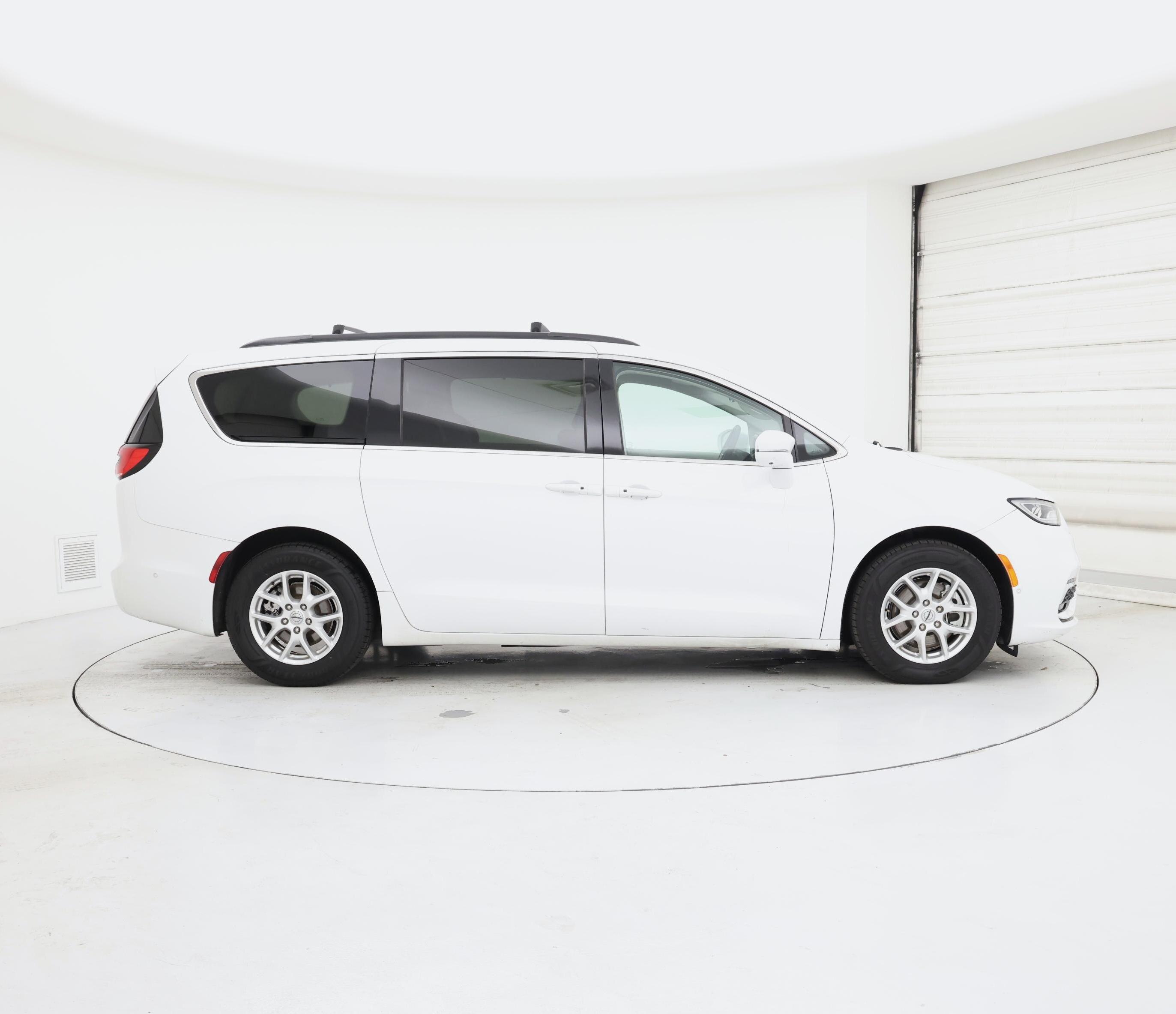 Thumbnail: 2022 Chrysler Pacifica - 7