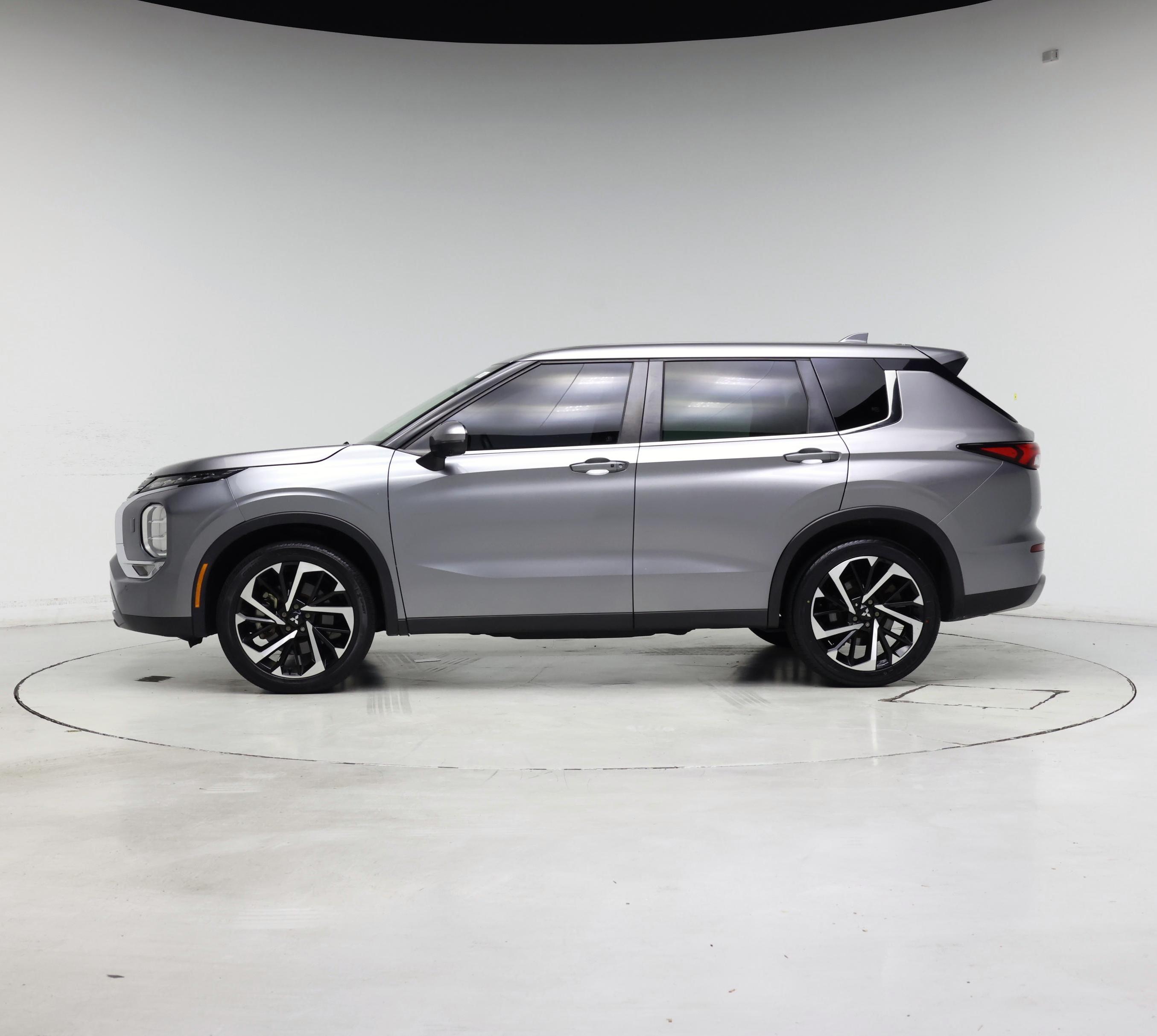 Thumbnail: 2023 Mitsubishi Outlander - 3