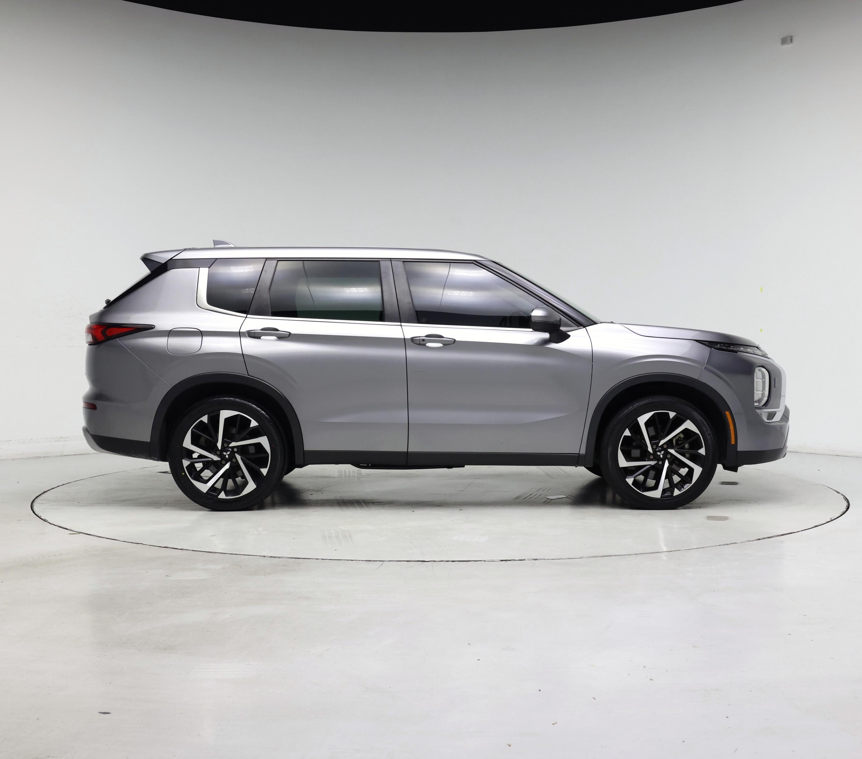 Thumbnail: 2023 Mitsubishi Outlander - 7