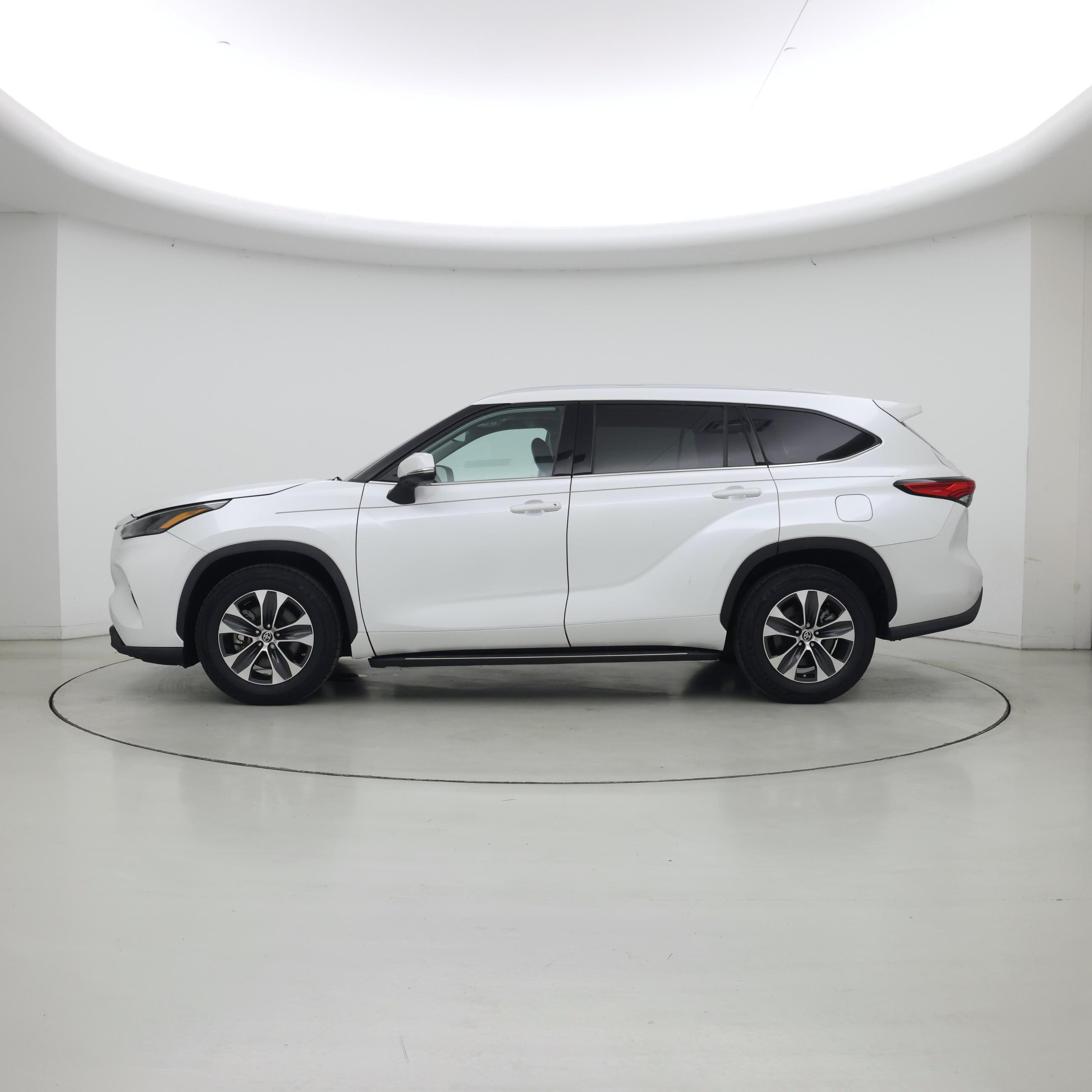 Thumbnail: 2022 Toyota Highlander - 3