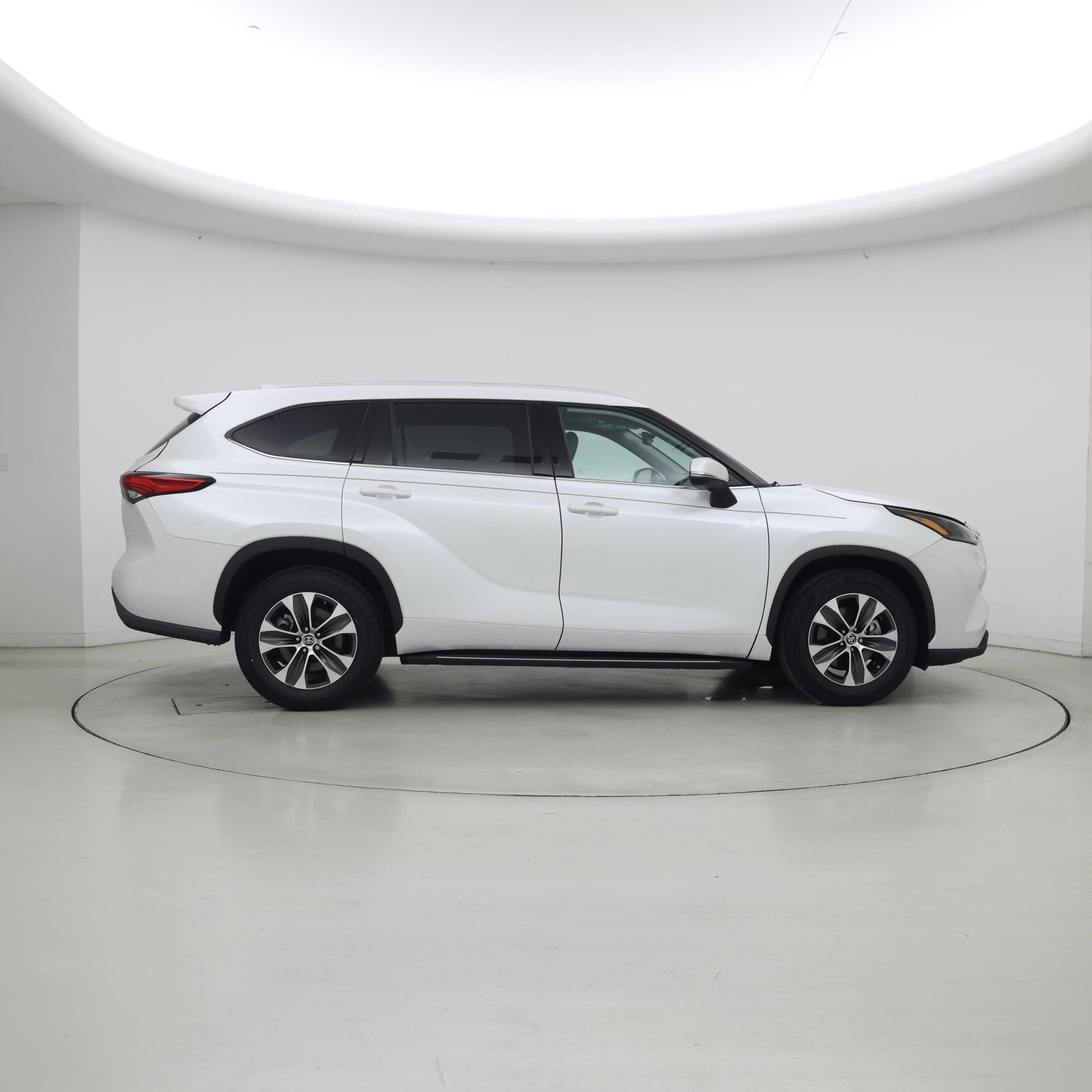 Thumbnail: 2022 Toyota Highlander - 7