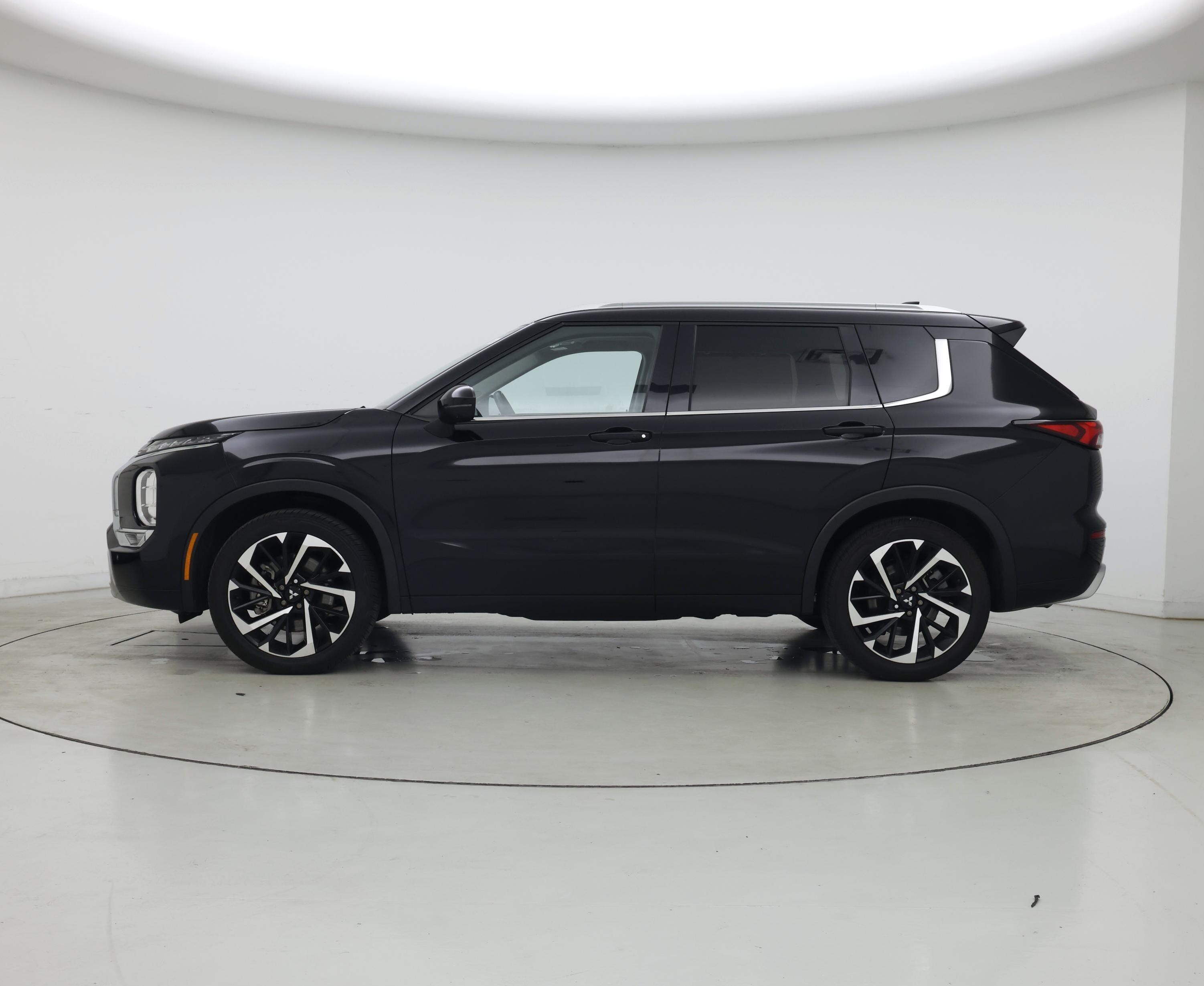 Thumbnail: 2024 Mitsubishi Outlander - 3