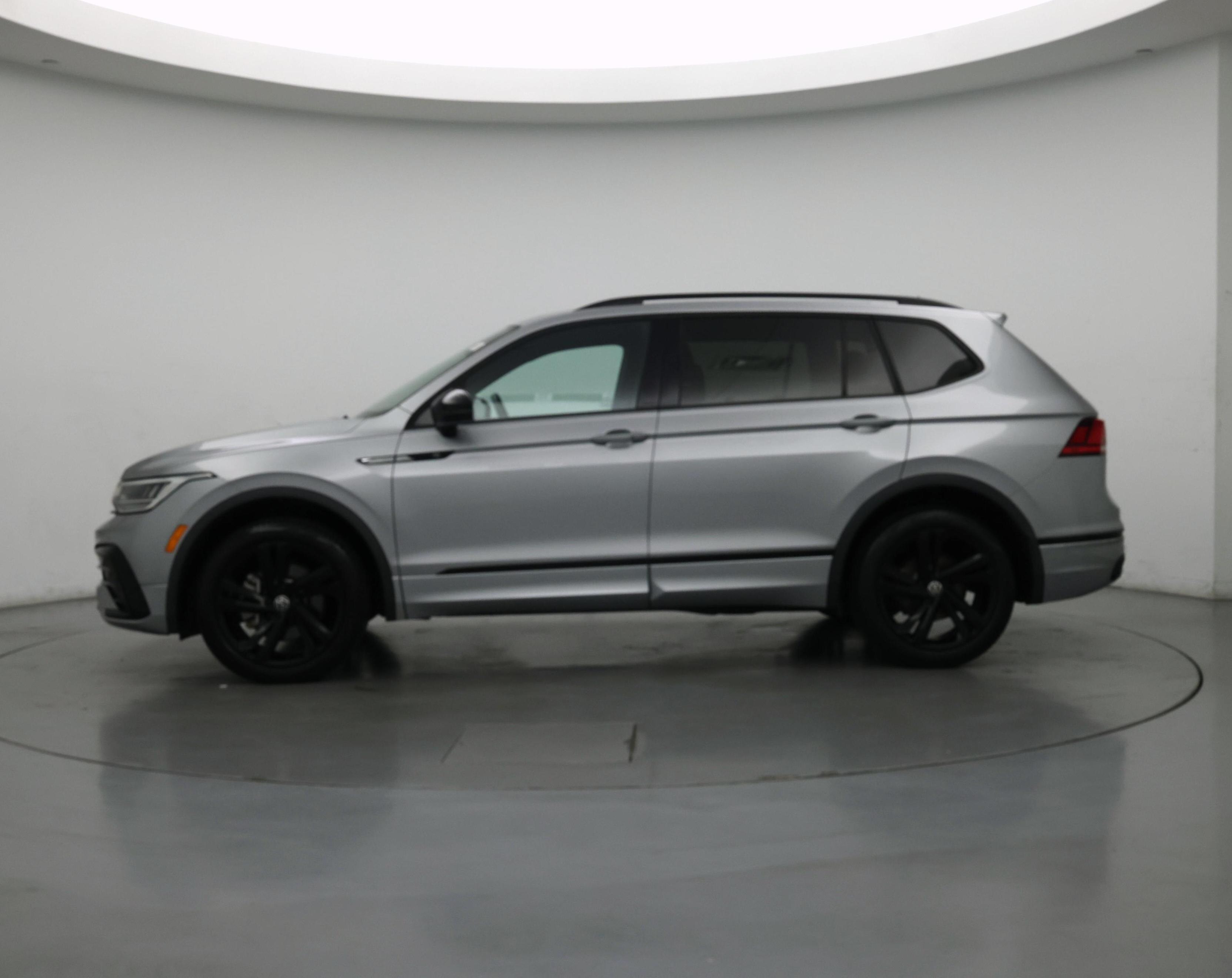 Thumbnail: 2023 Volkswagen Tiguan - 3
