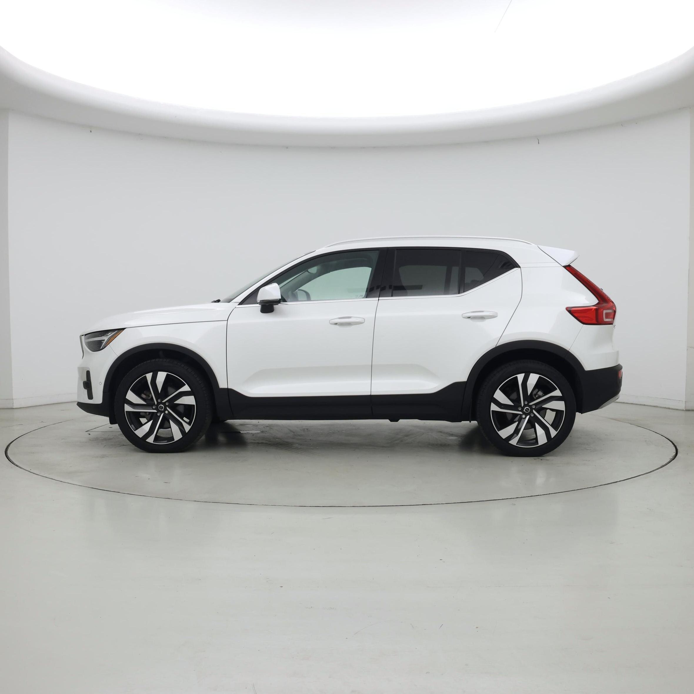 Thumbnail: 2024 Volvo XC40 - 3
