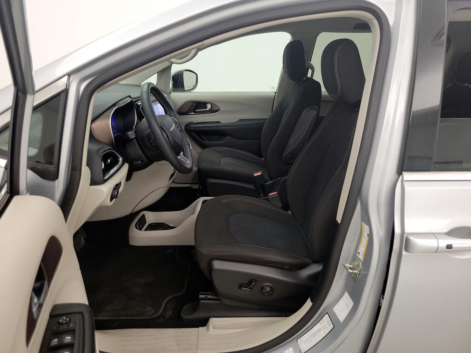 Thumbnail: 2023 Chrysler Voyager - 11
