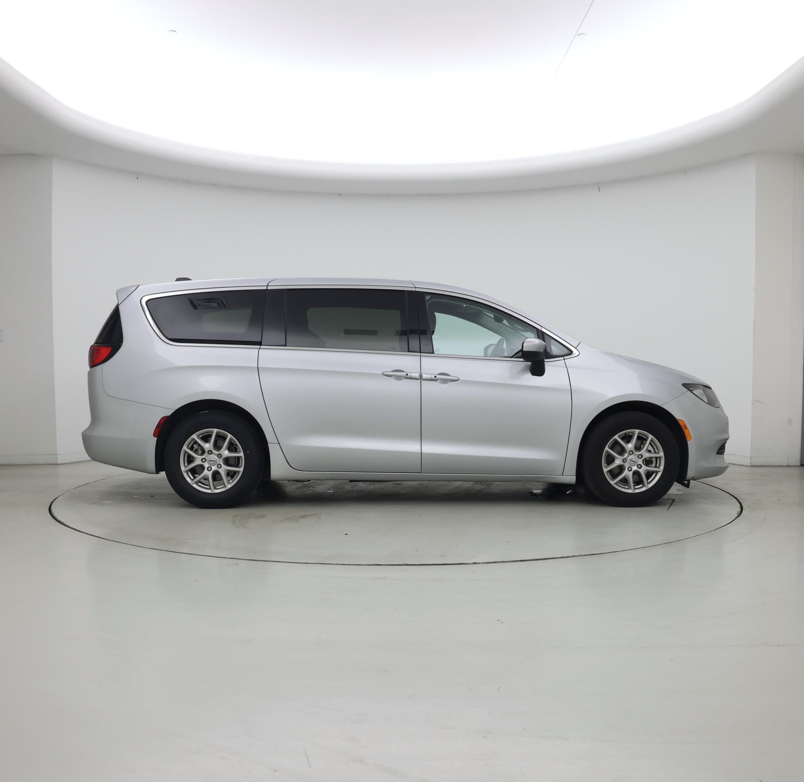 Thumbnail: 2023 Chrysler Voyager - 7