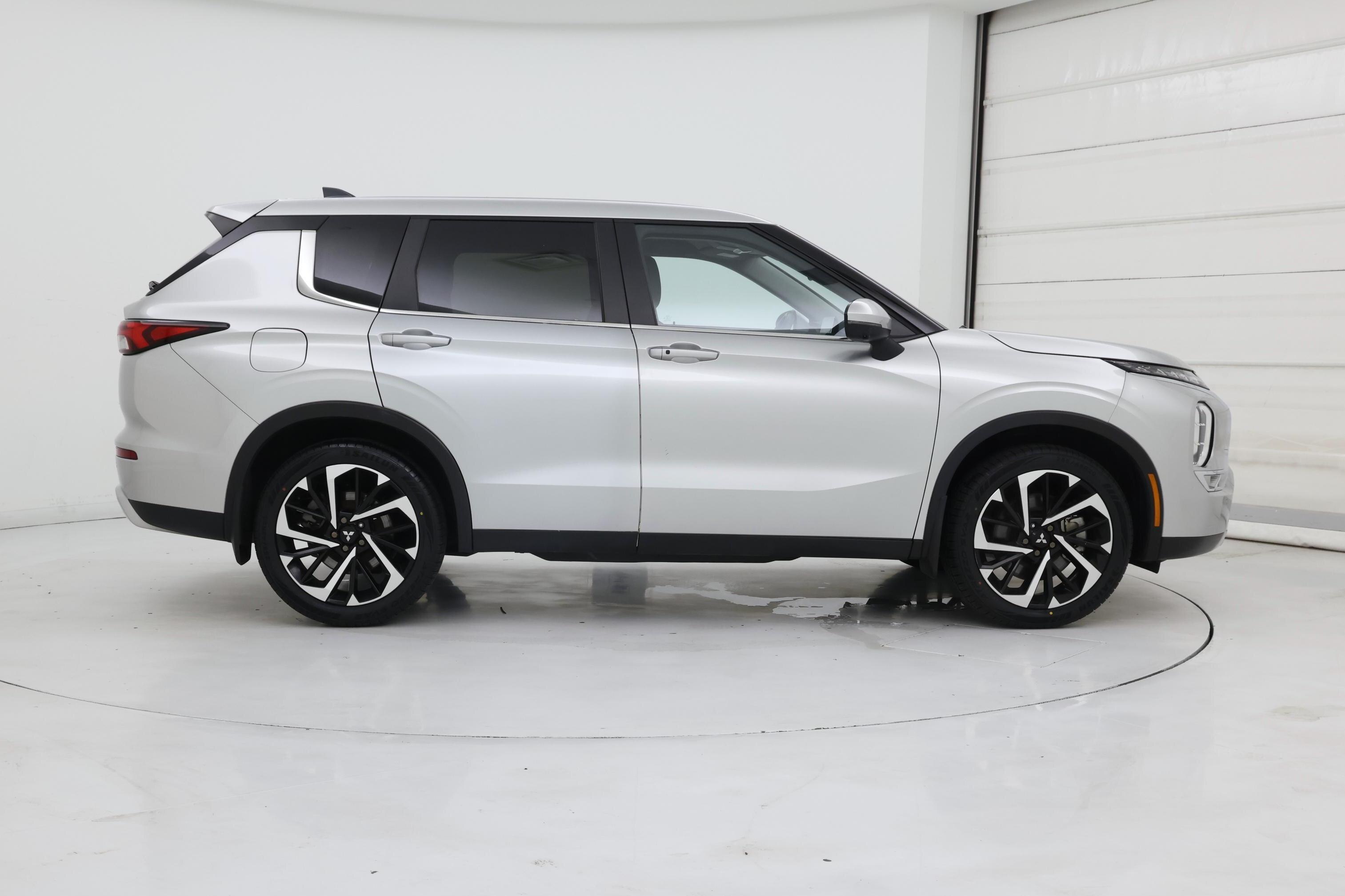 Thumbnail: 2024 Mitsubishi Outlander - 7