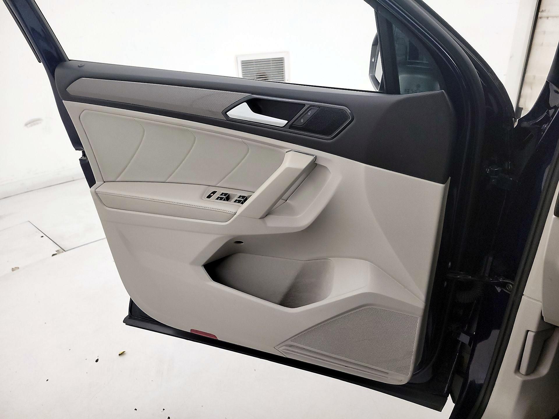 Thumbnail: 2023 Volkswagen Tiguan - 10
