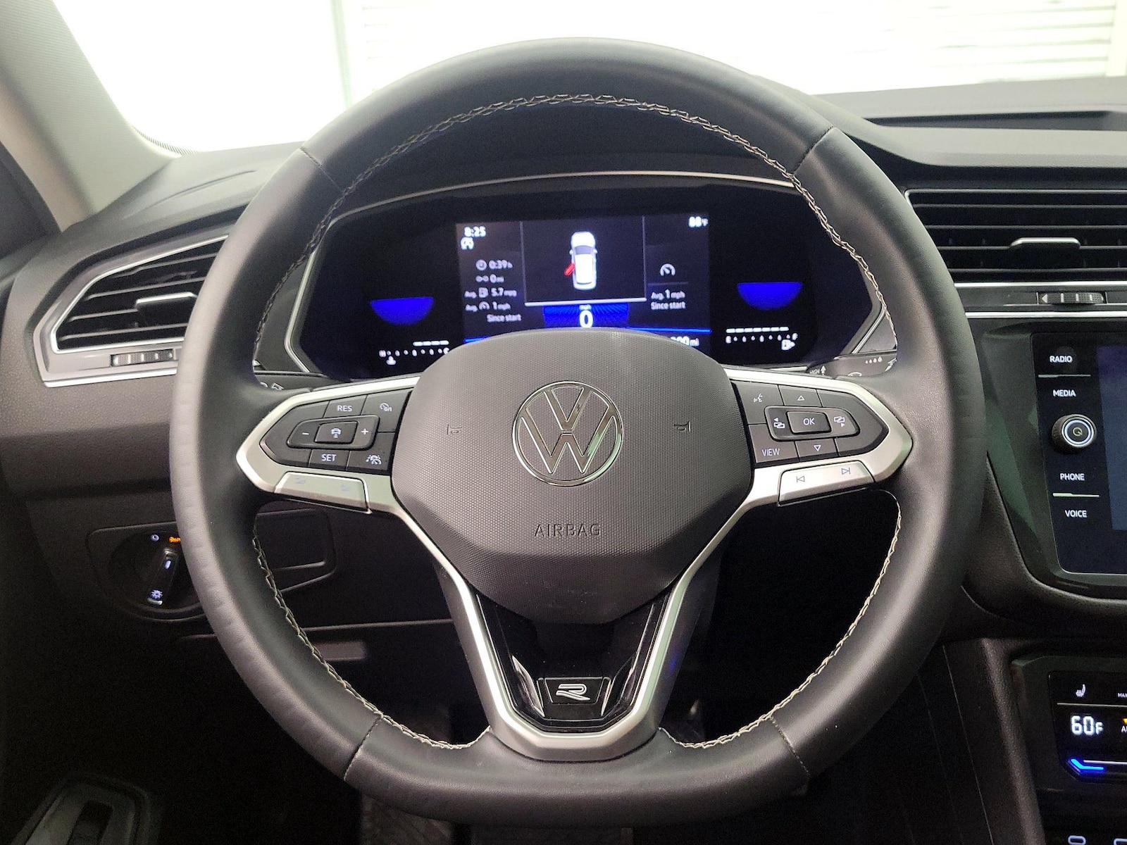 2022 Volkswagen Tiguan SE - Photo 11