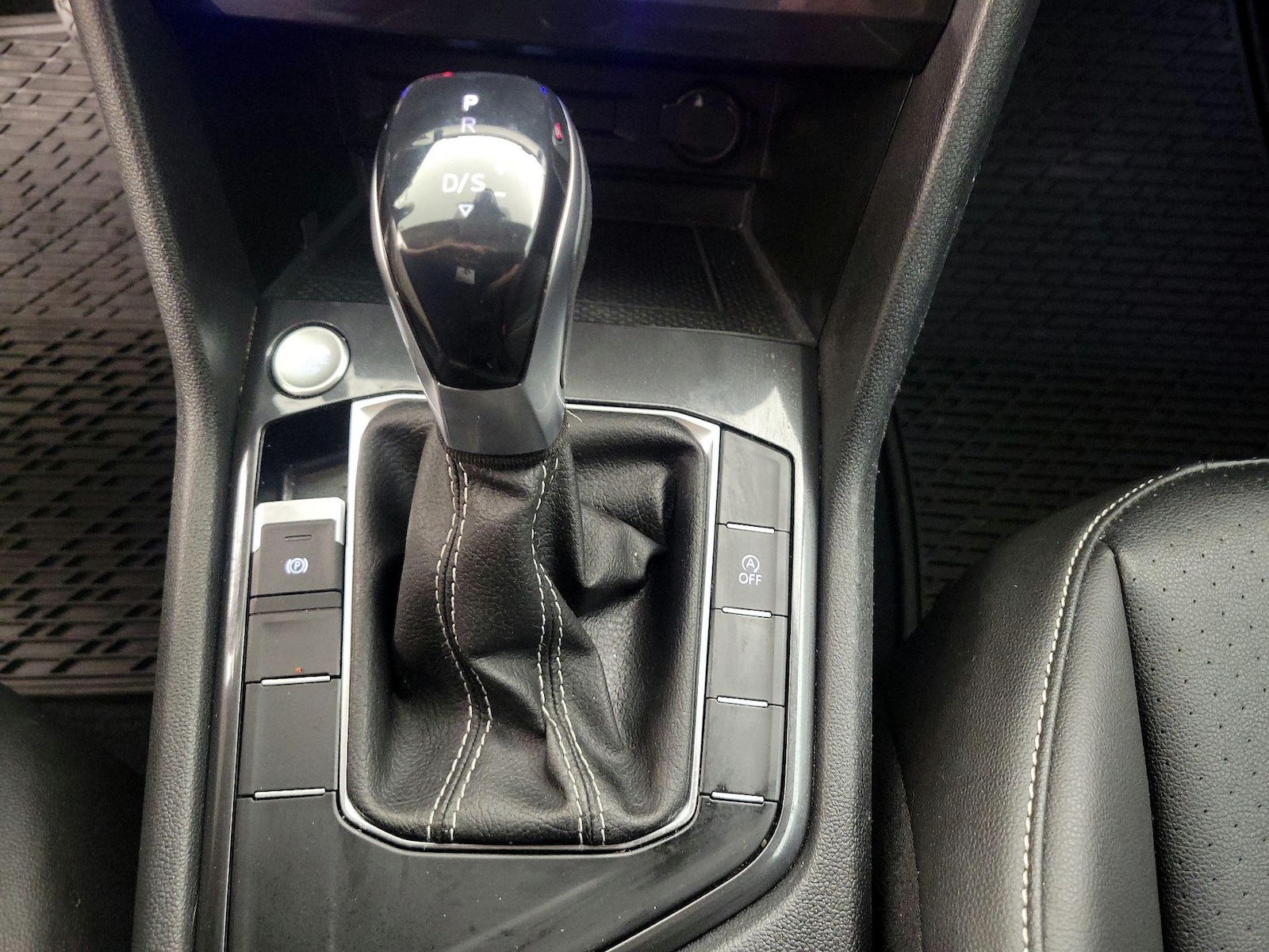 2022 Volkswagen Tiguan SE - Photo 18