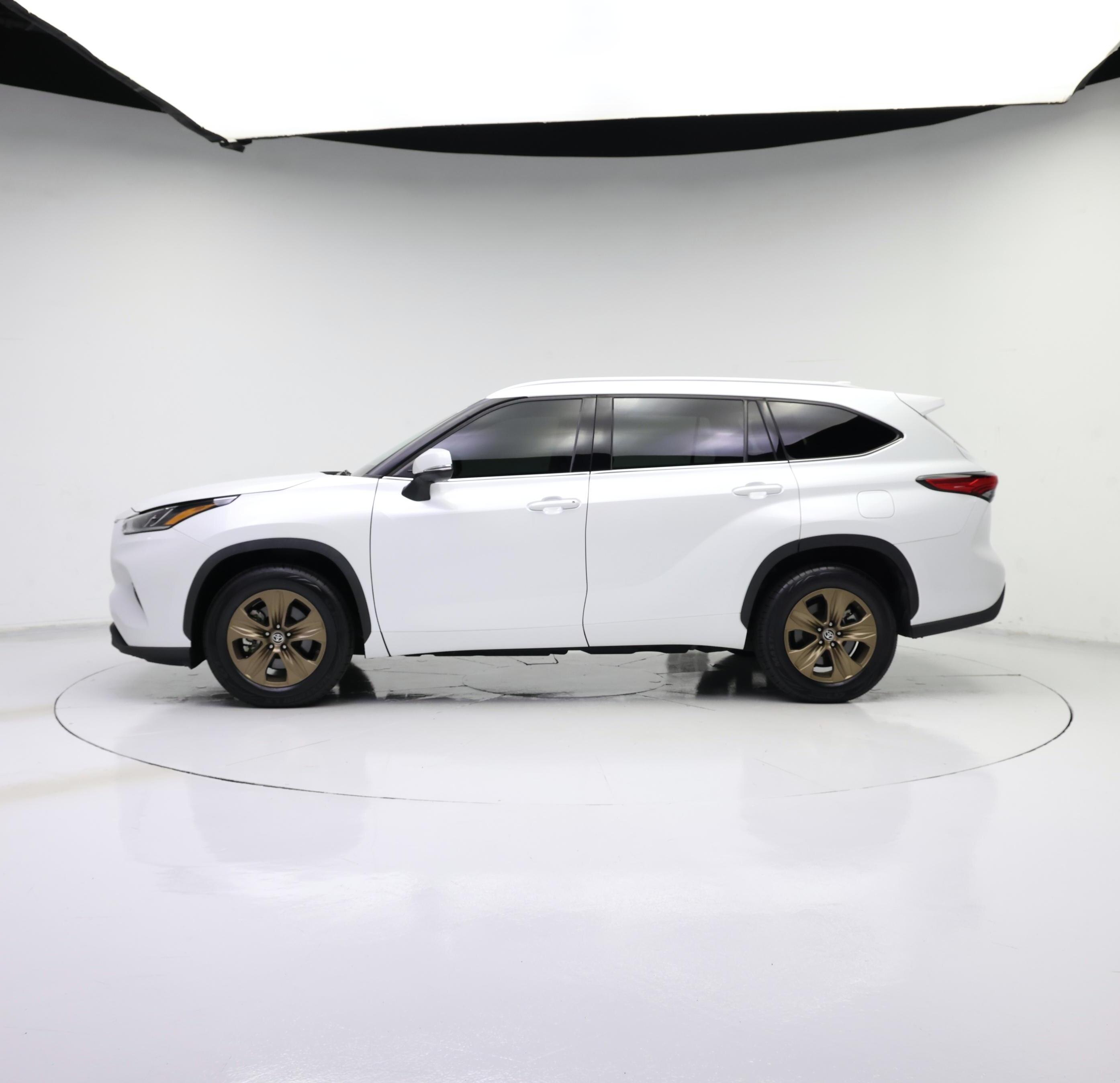 Thumbnail: 2022 Toyota Highlander - 3