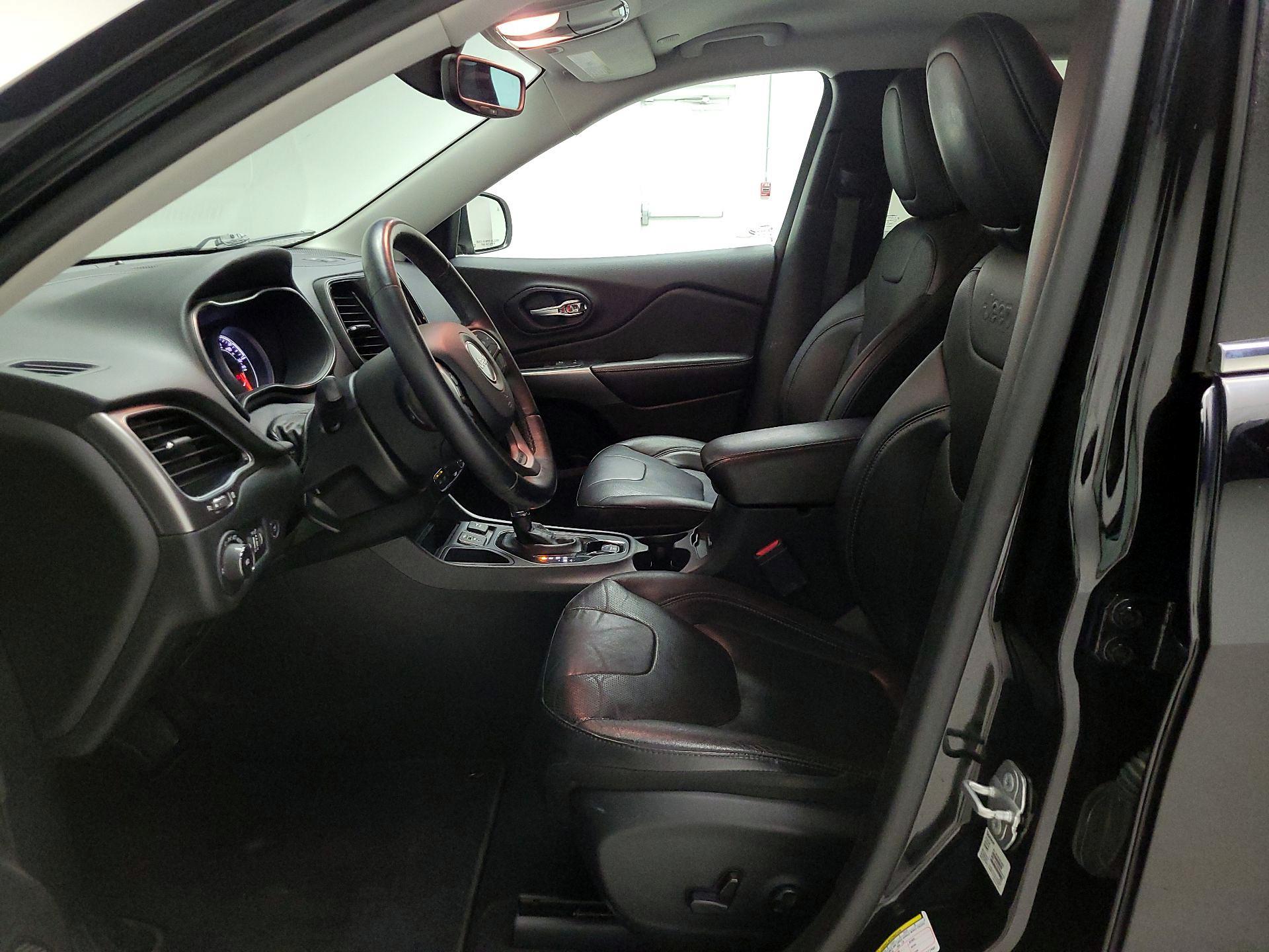 Thumbnail: 2020 Jeep Cherokee - 11