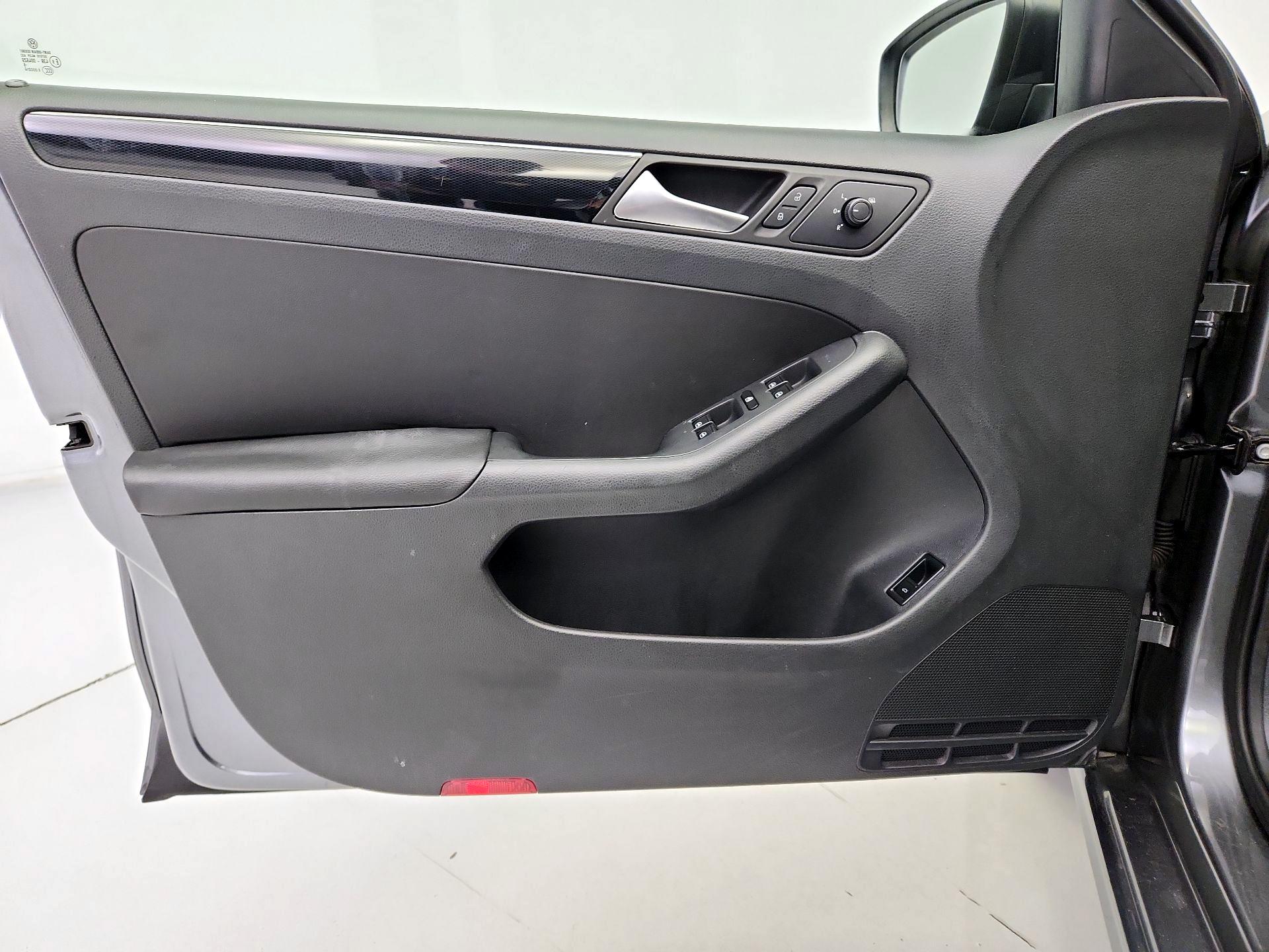 Thumbnail: 2015 Volkswagen Jetta - 12
