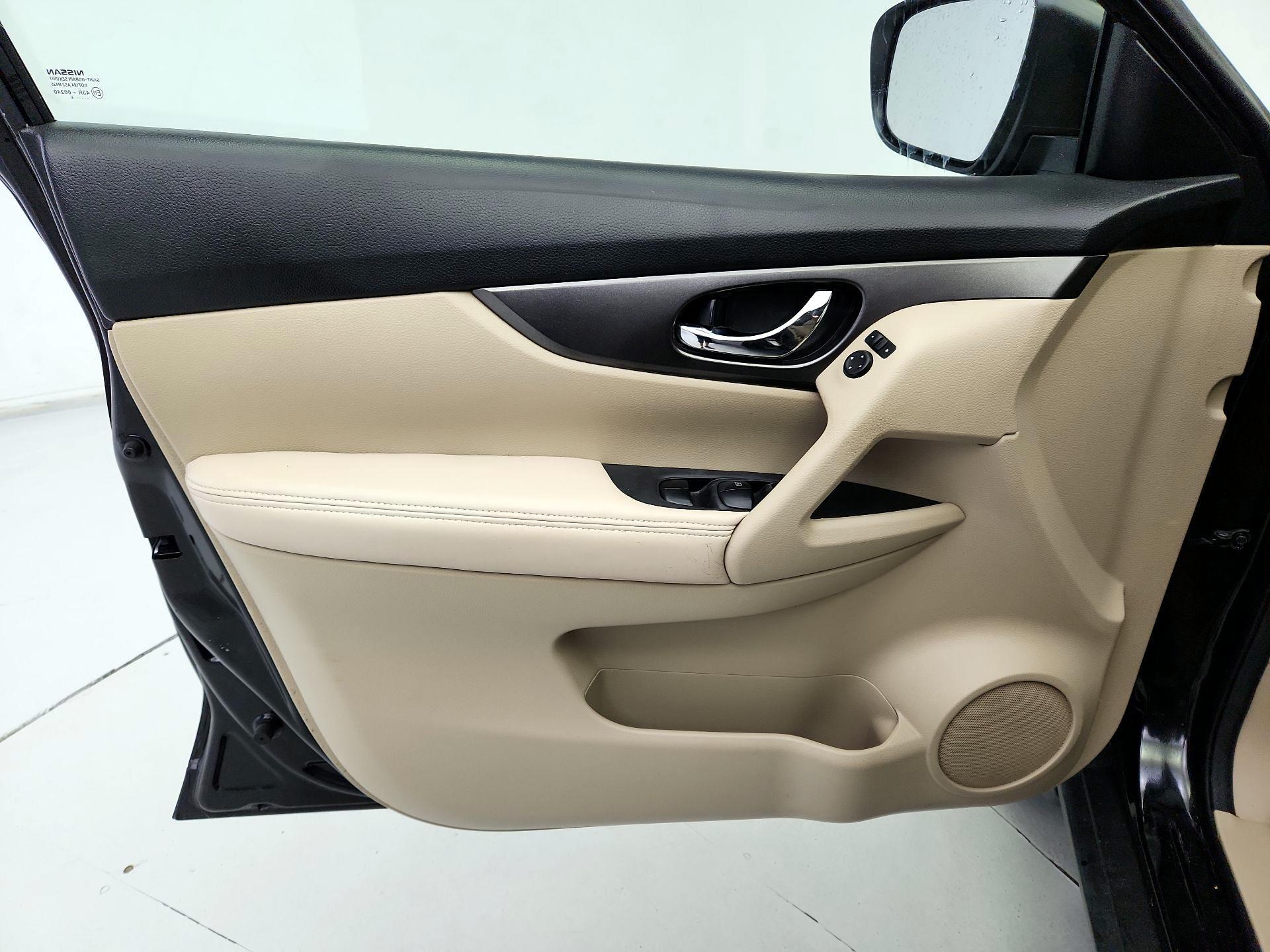Thumbnail: 2015 Nissan Rogue - 12