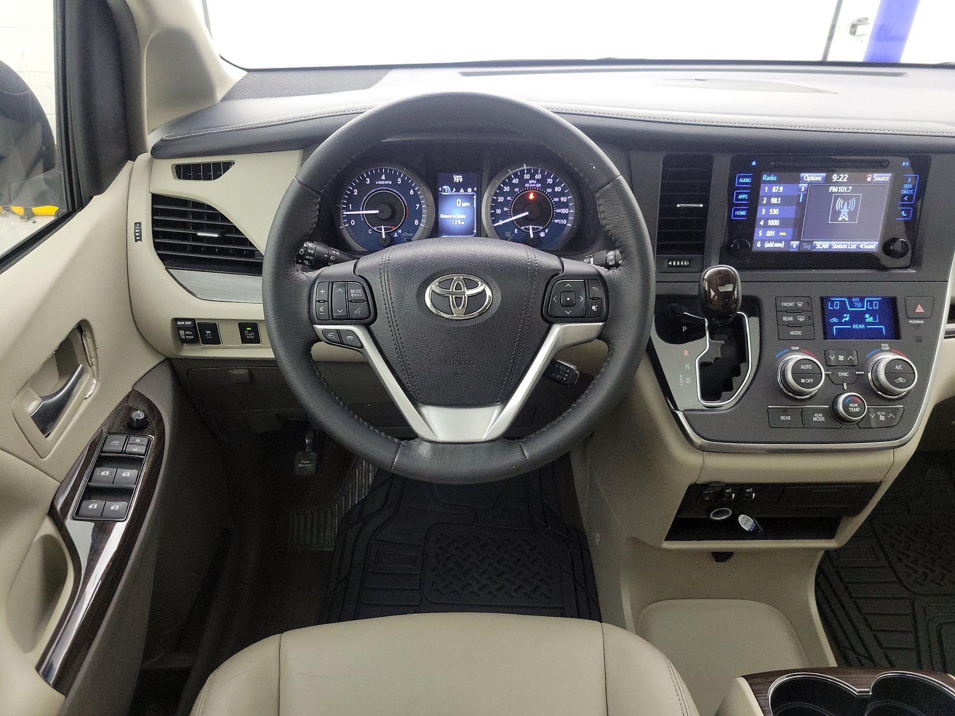 Thumbnail: 2017 Toyota Sienna - 10