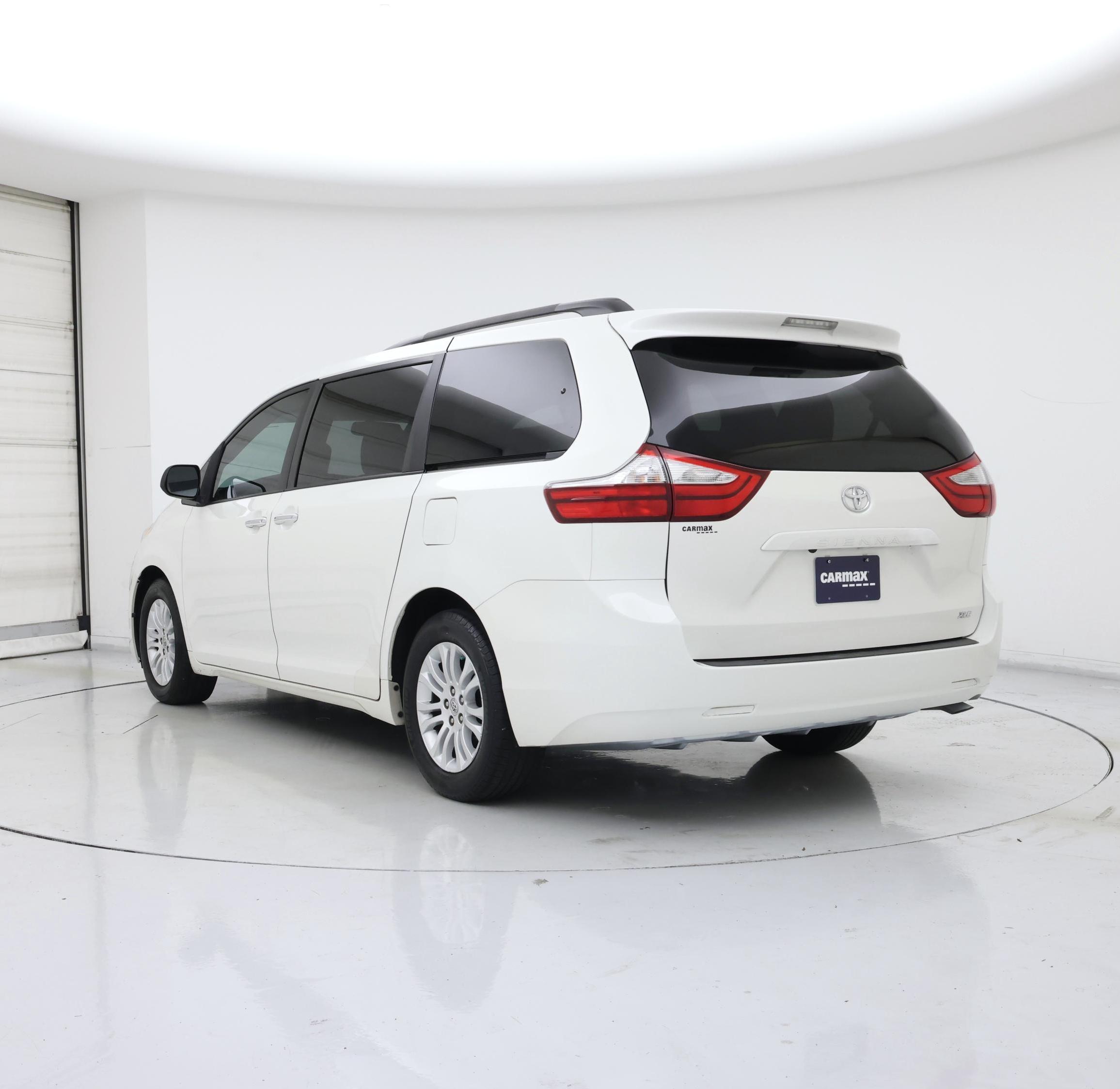 Thumbnail: 2017 Toyota Sienna - 2