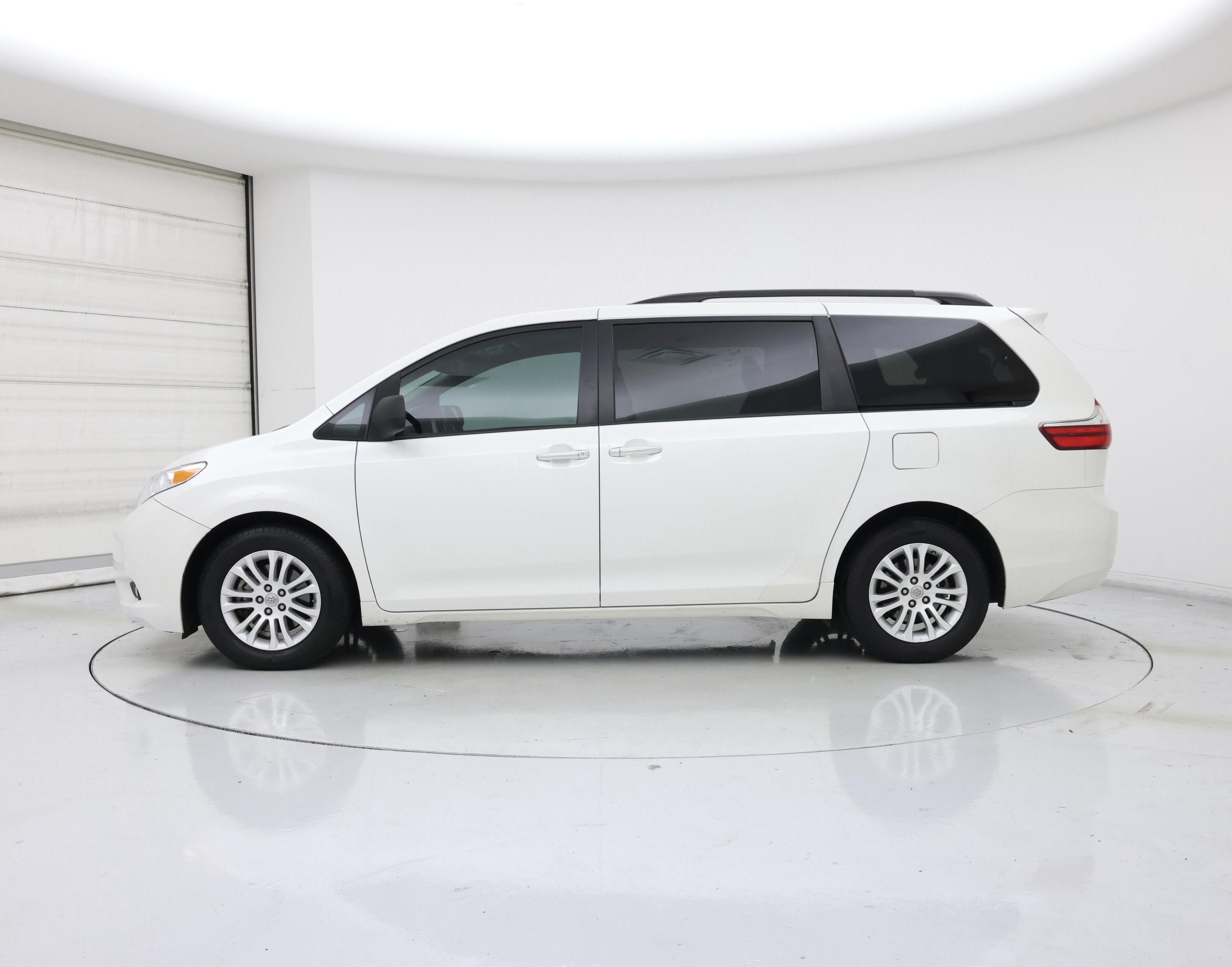 Thumbnail: 2017 Toyota Sienna - 3