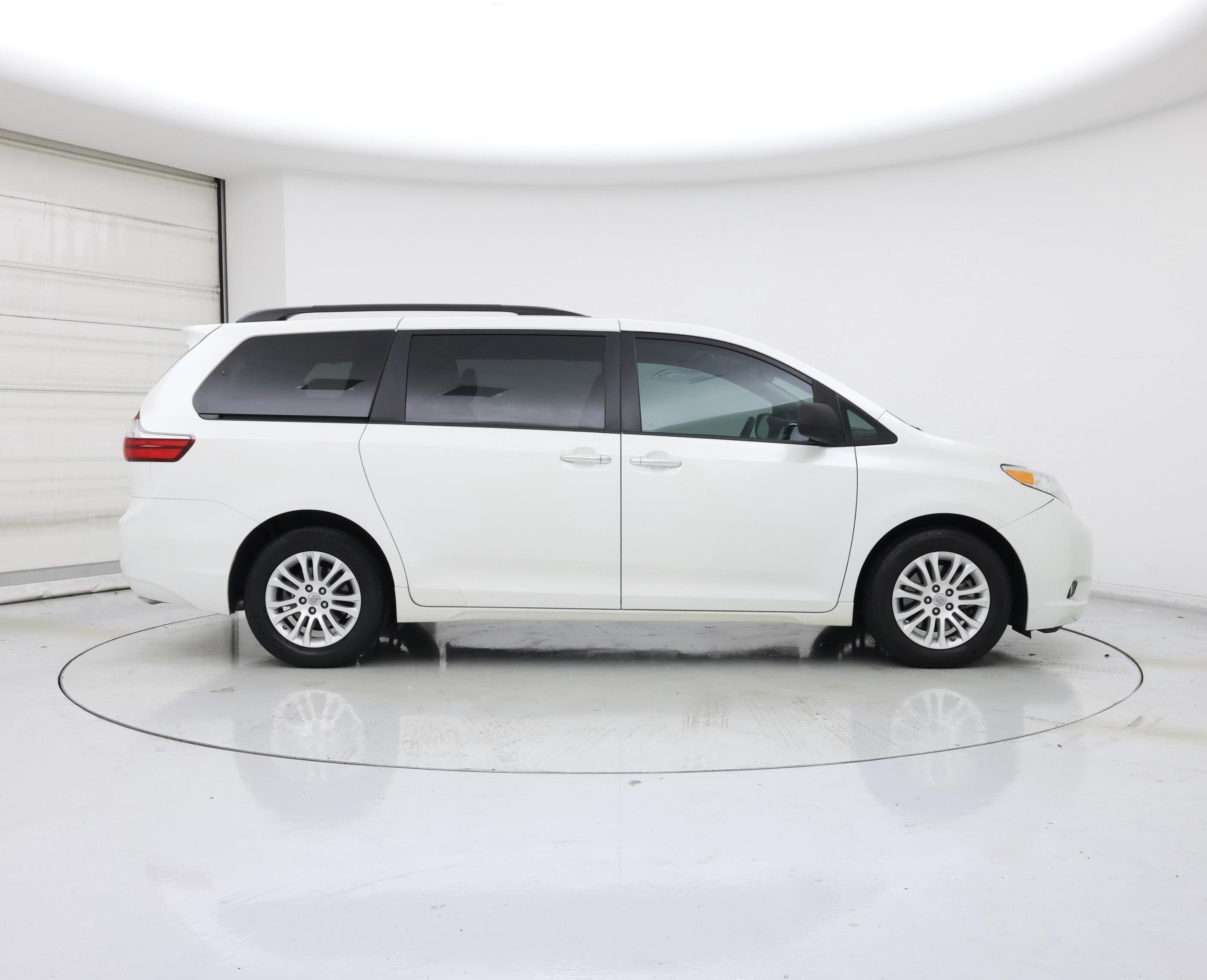 Thumbnail: 2017 Toyota Sienna - 7