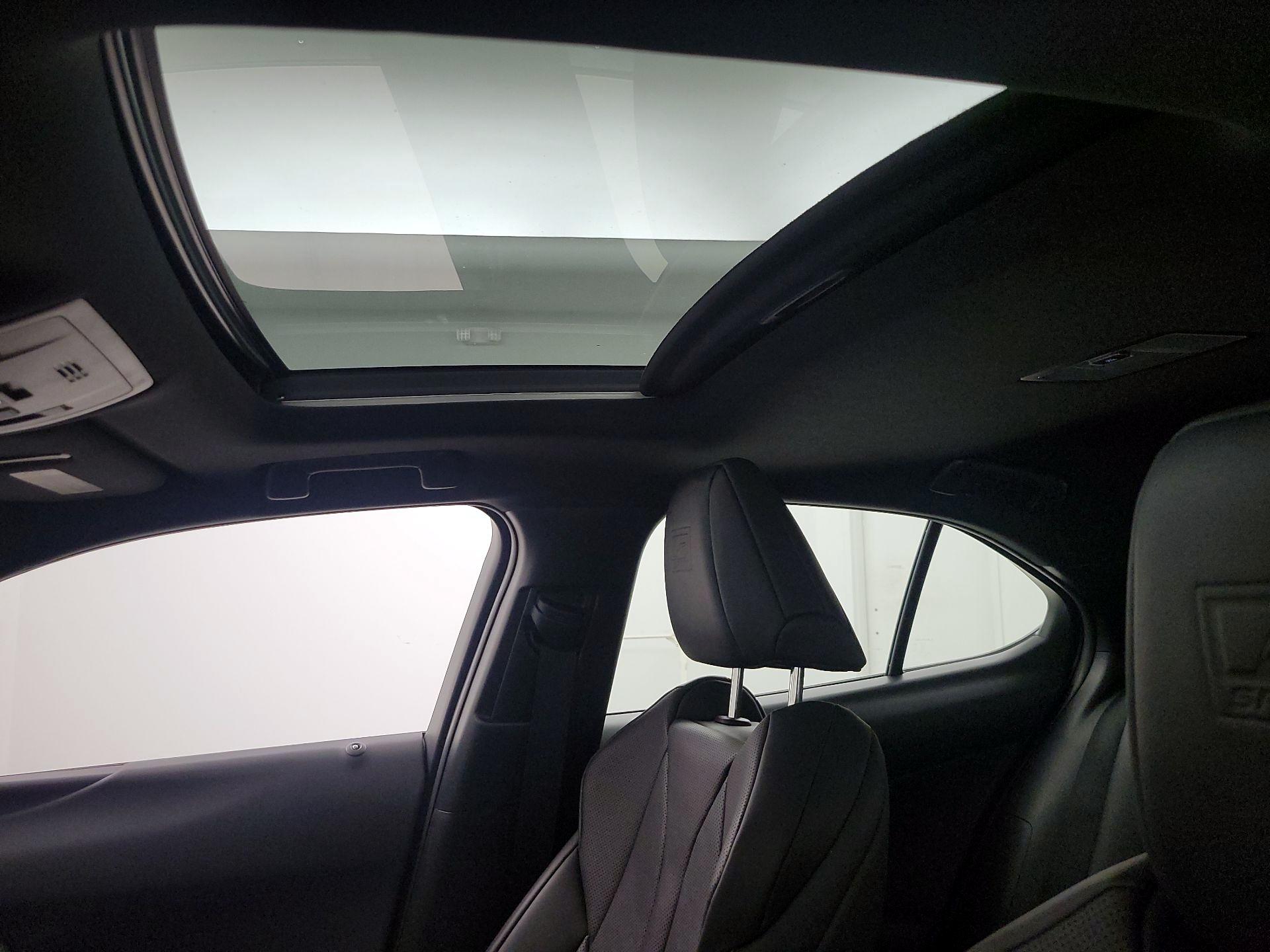Thumbnail: 2021 Lexus UX - 19