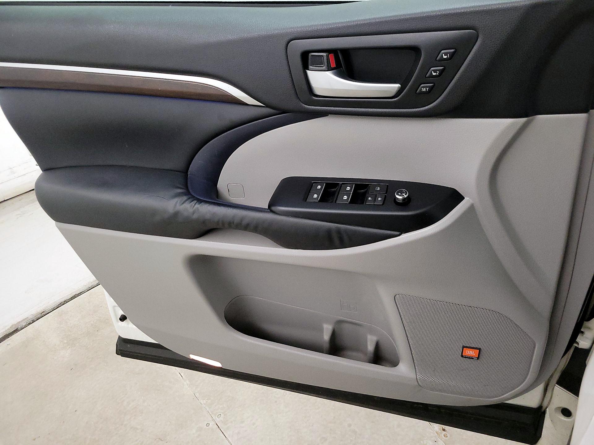 Thumbnail: 2015 Toyota Highlander - 12