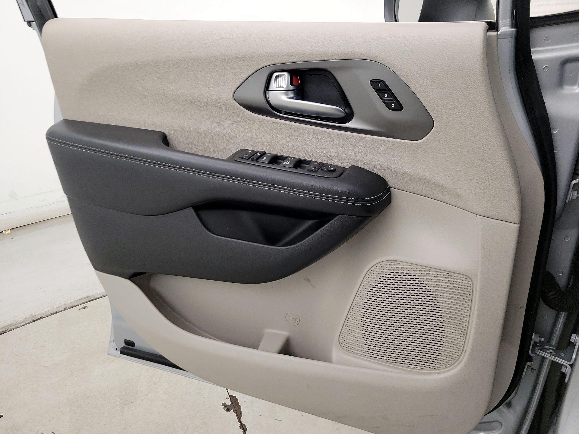 Thumbnail: 2023 Chrysler Pacifica - 12