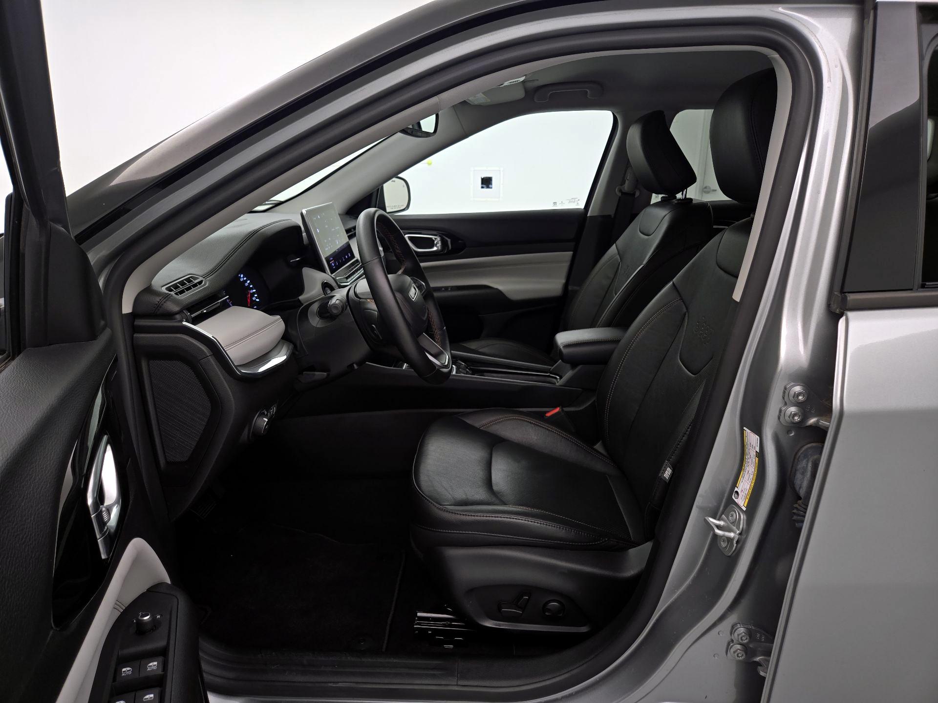 Thumbnail: 2022 Jeep Compass - 11
