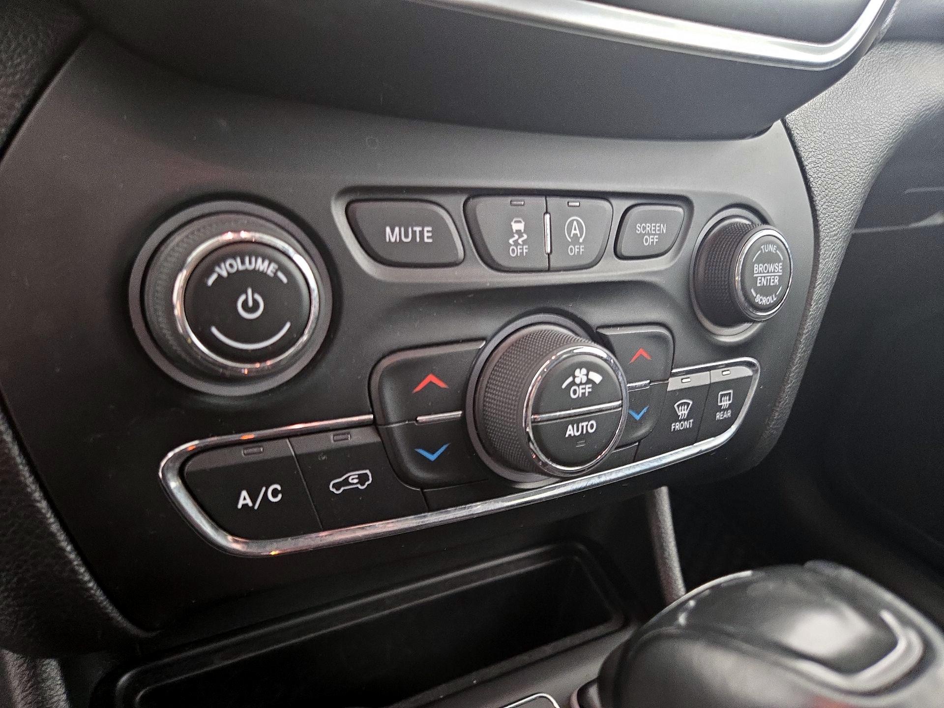 Thumbnail: 2021 Jeep Cherokee - 16