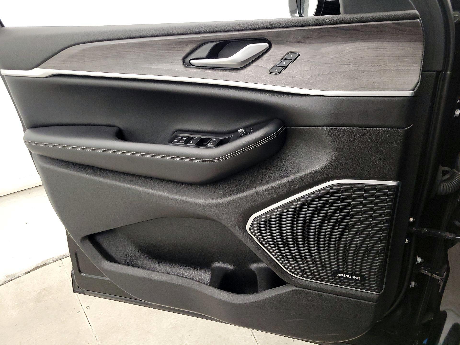 Thumbnail: 2023 Jeep Grand Cherokee - 12