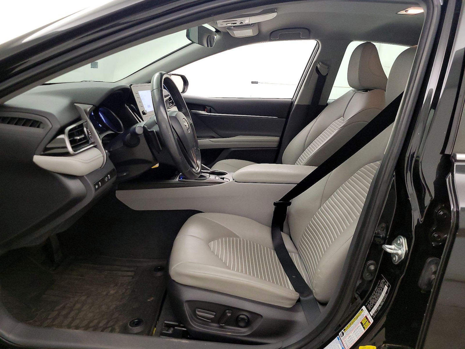 2022 Toyota Camry SE - Photo 12