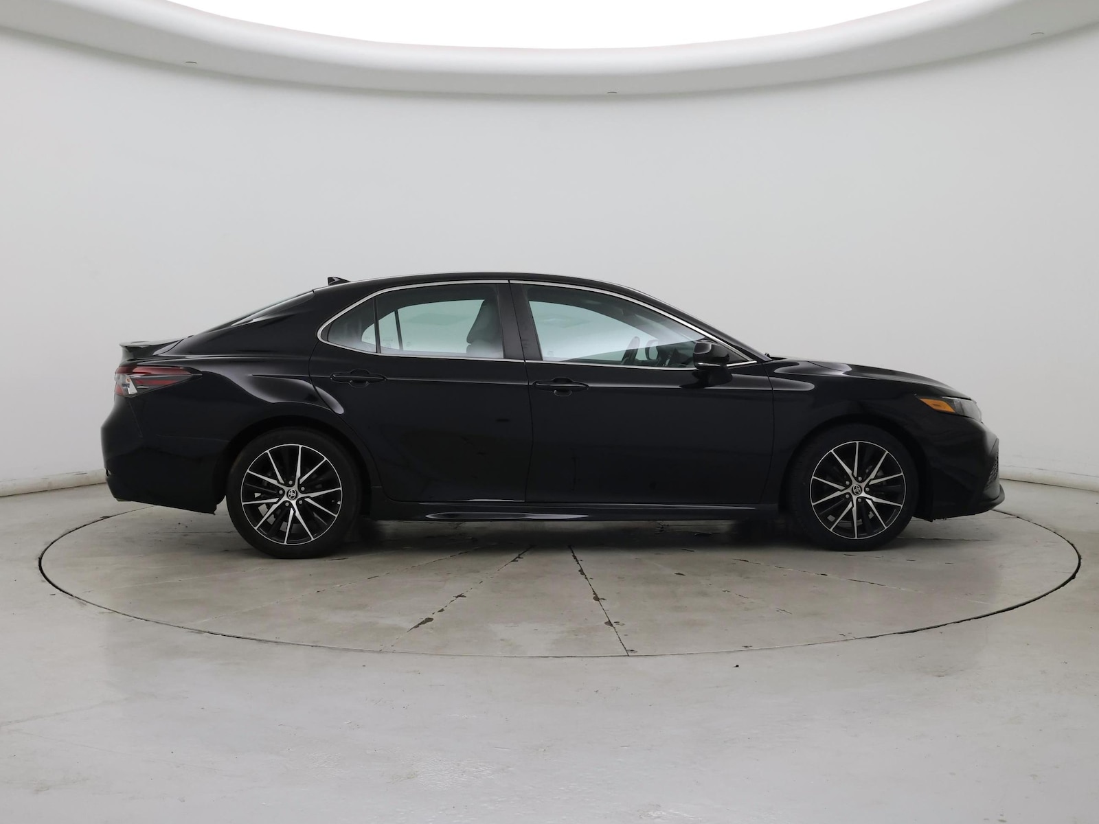 2022 Toyota Camry SE - Photo 8